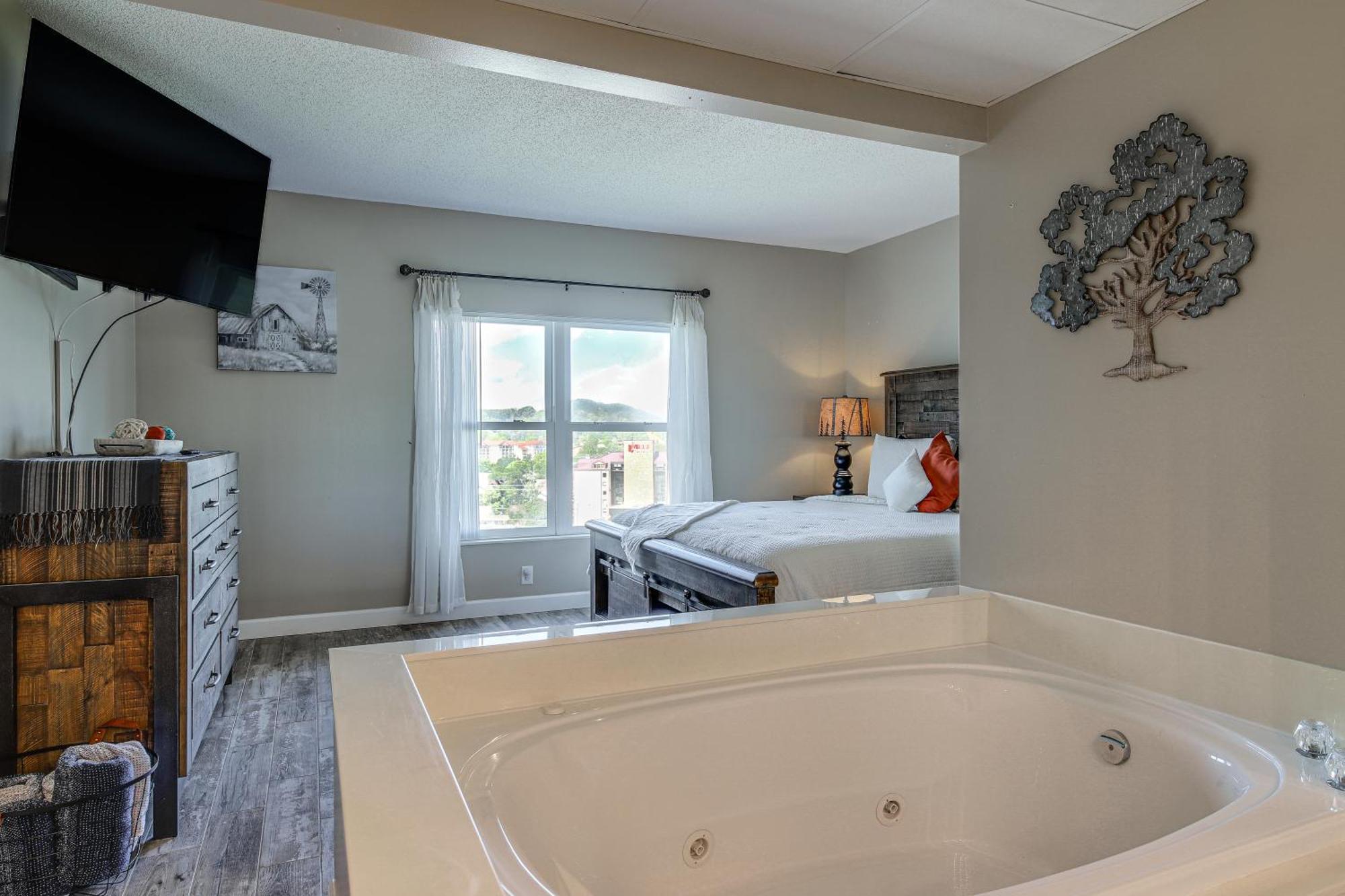 With Pools About 3 Mi To Dollywood! Apartment *