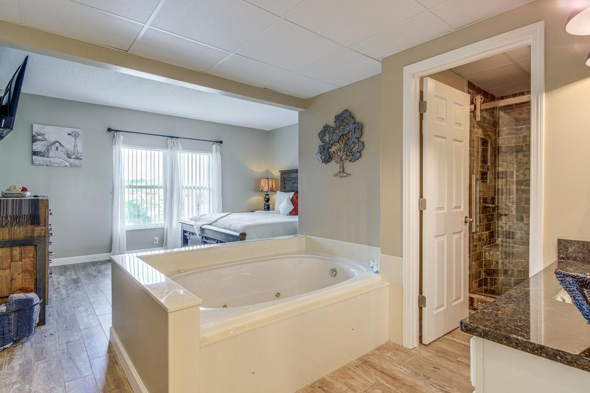 With Pools About 3 Mi To Dollywood! Apartment *