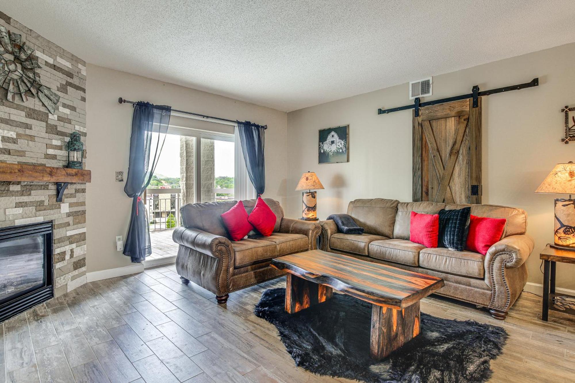 With Pools About 3 Mi To Dollywood! Apartment *