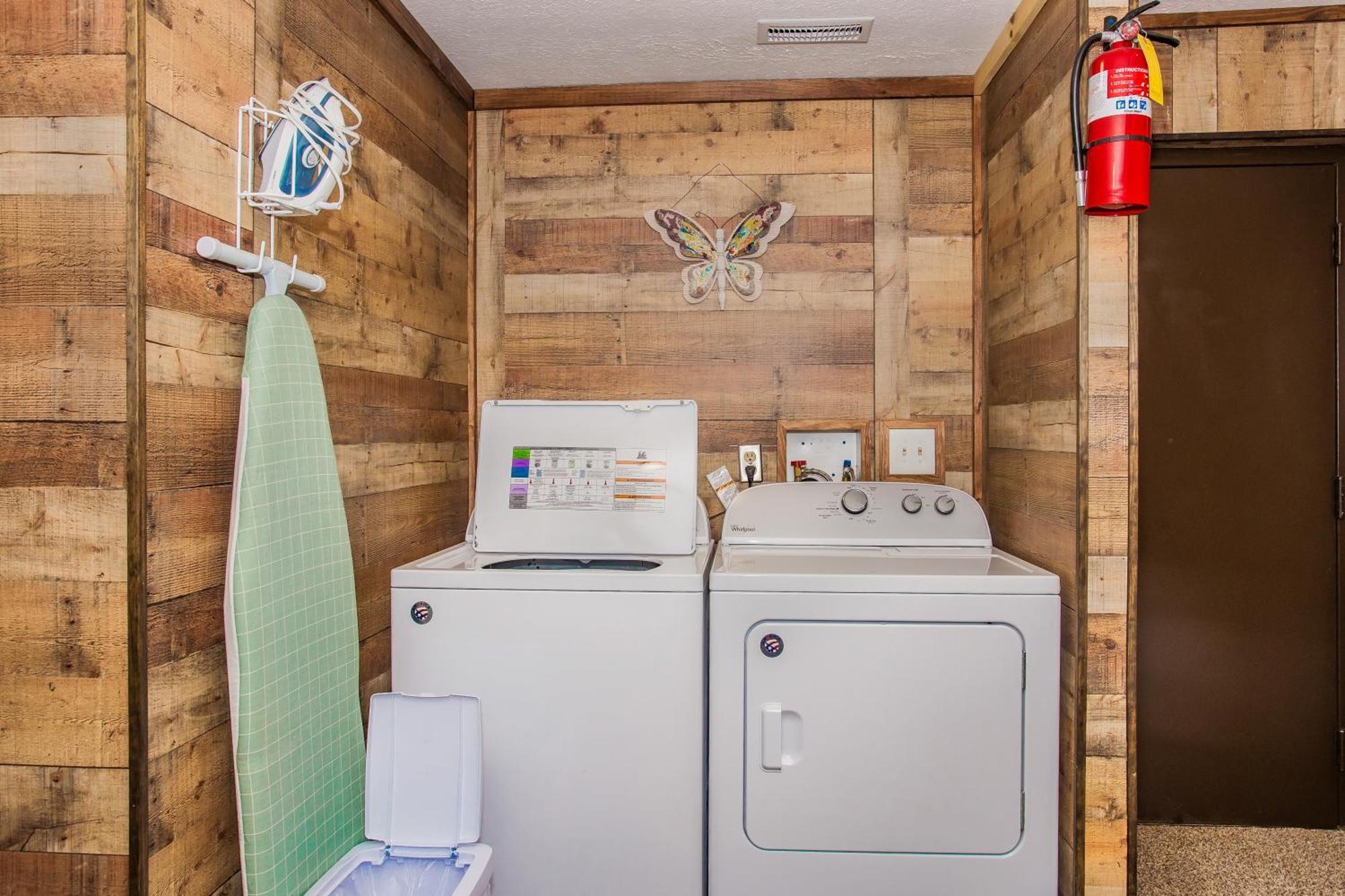 Fox's Den, Hot Tub, 1089 Of Free Attraction Tickets For Each Paid Day, Dollywood And Pigeon Forge