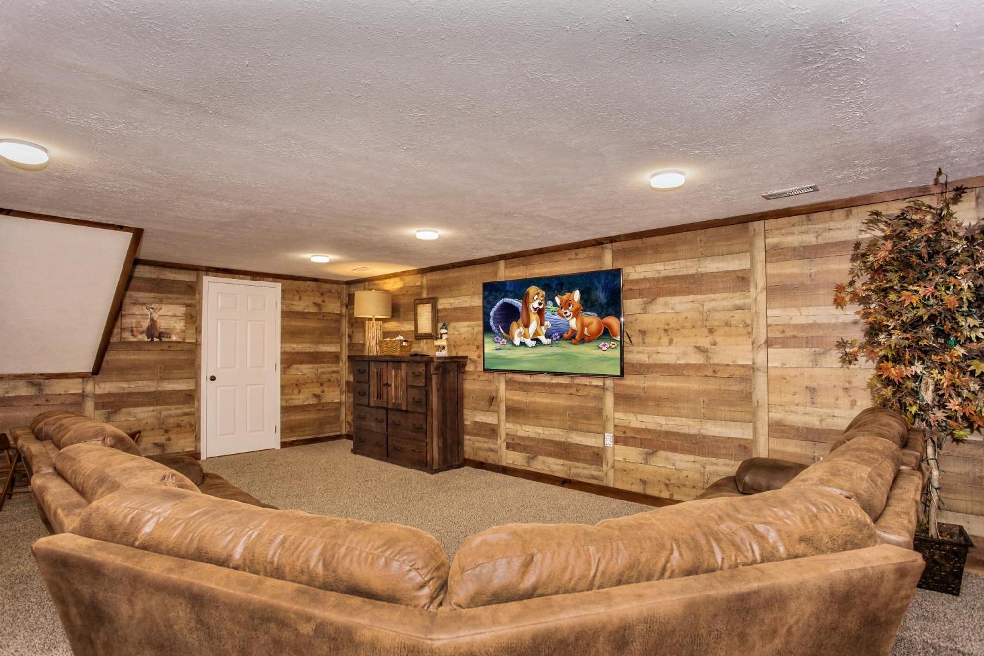Fox's Den, Hot Tub, 1089 Of Free Attraction Tickets For Each Paid Day, Dollywood And Holiday home Pigeon Forge