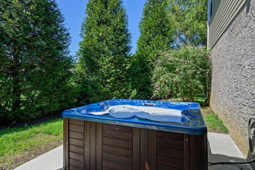 Tennessee Time Out - Entire Hot Tub, Creek, No Steep Roads Holiday home *