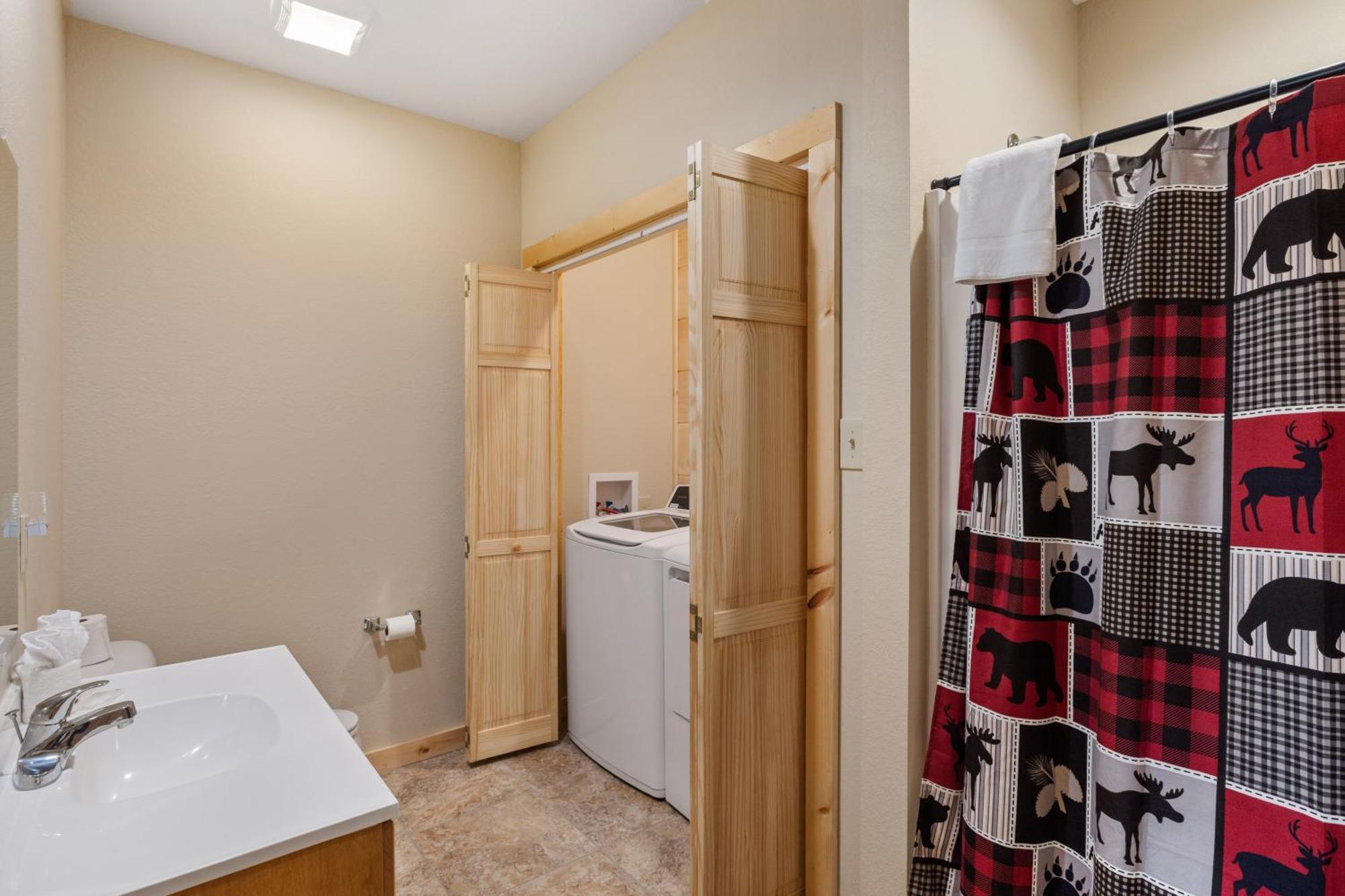 Location 2 Bed 2 Bath Brand New Log Located Less Than A Mile From The Strip