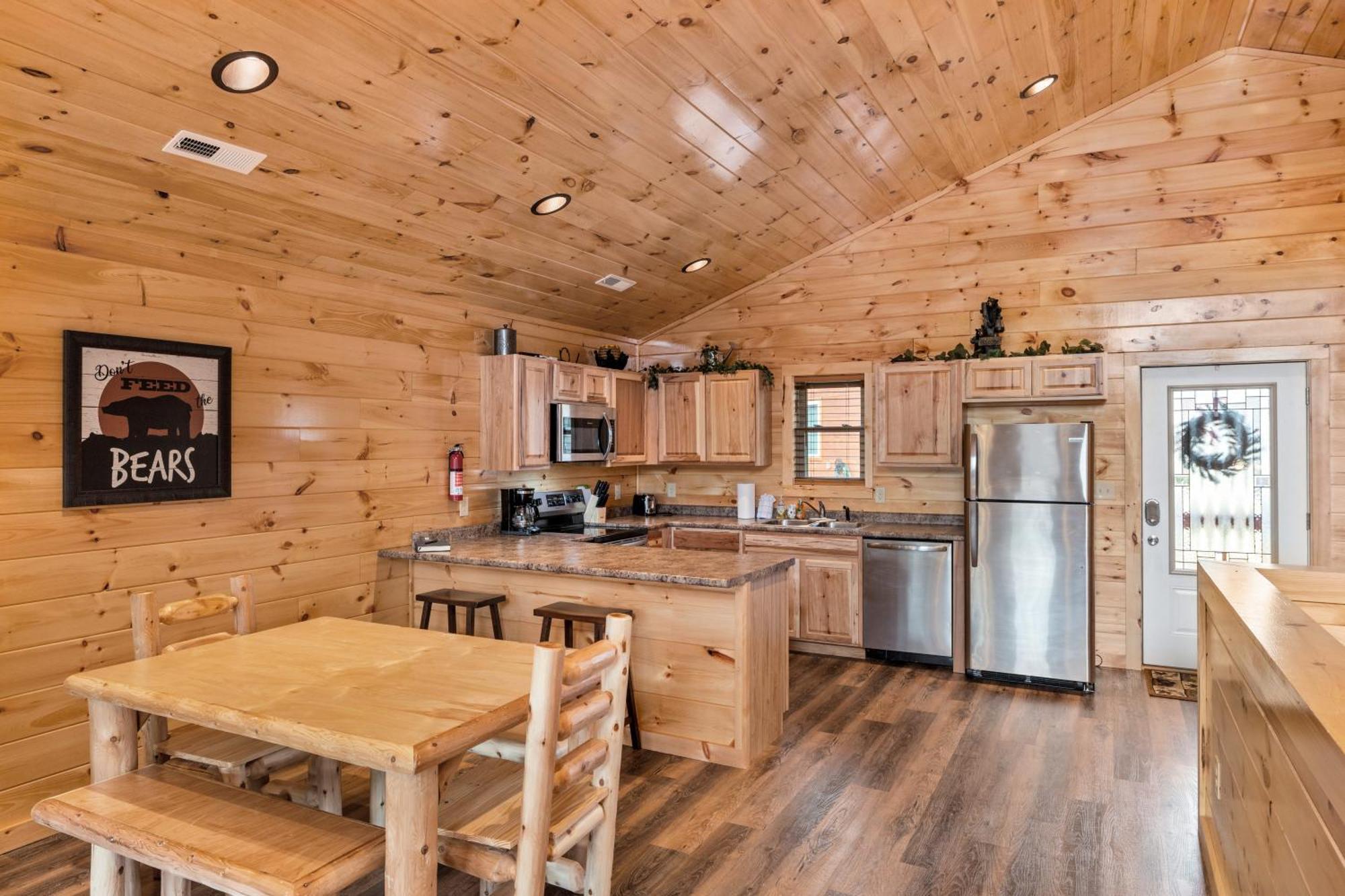 Location 2 Bed 2 Bath Brand New Log Located Less Than A Mile From The Strip Holiday home Pigeon Forge