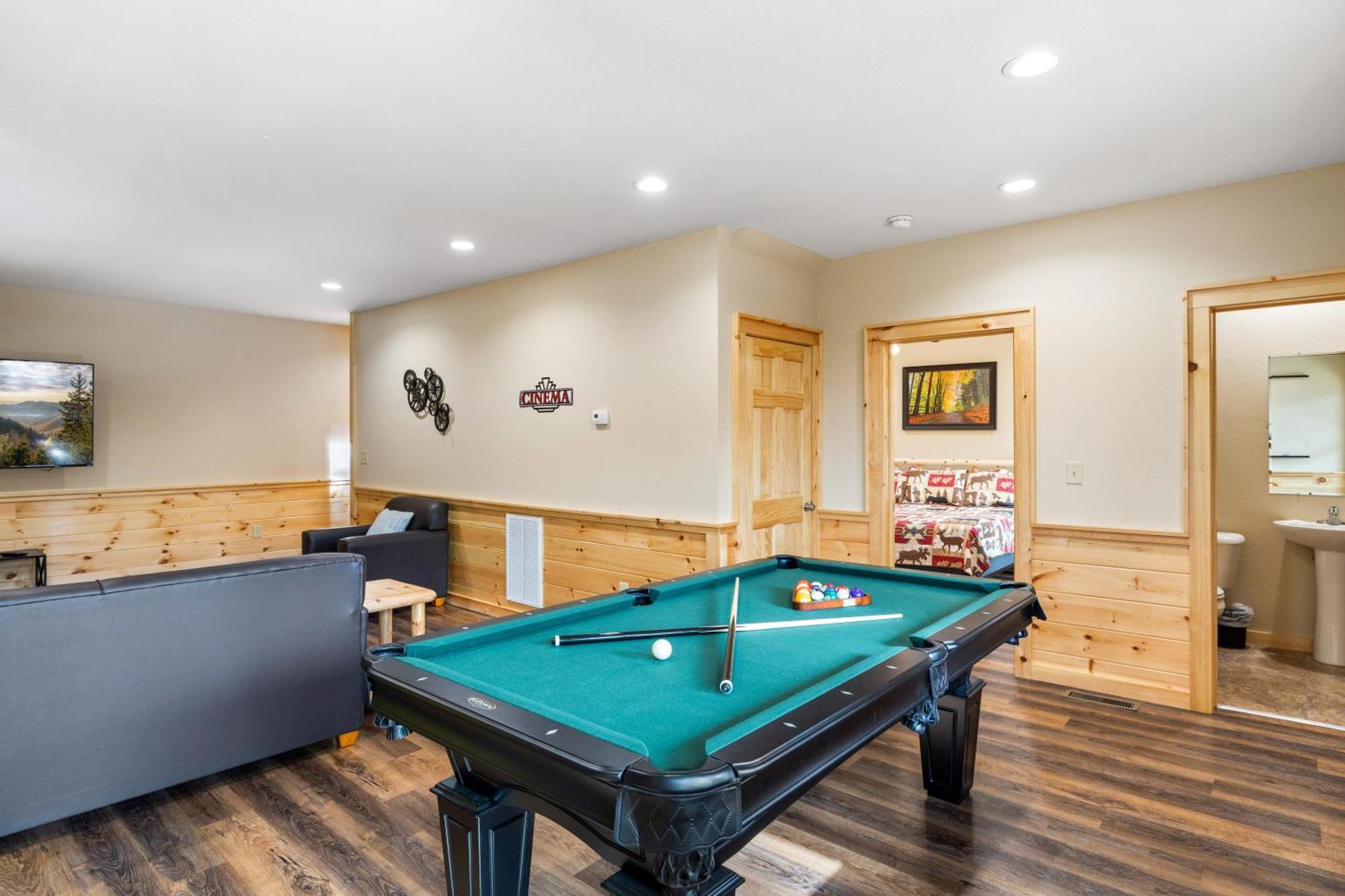 Location 2 Bed 2 Bath Brand New Log Located Less Than A Mile From The Strip Holiday home