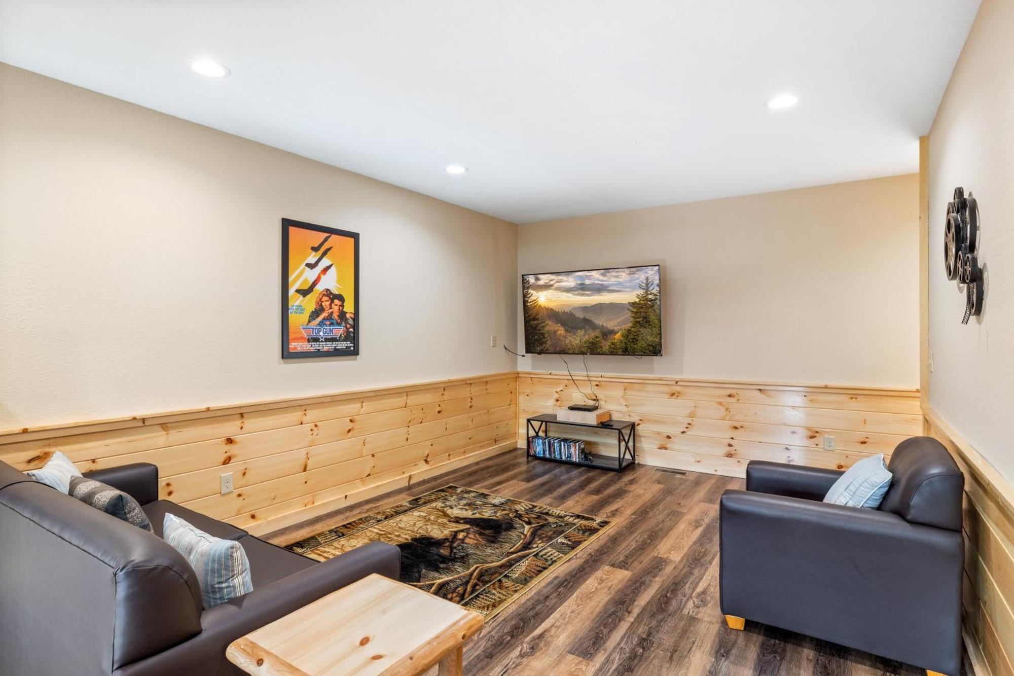 Location 2 Bed 2 Bath Brand New Log Located Less Than A Mile From The Strip *