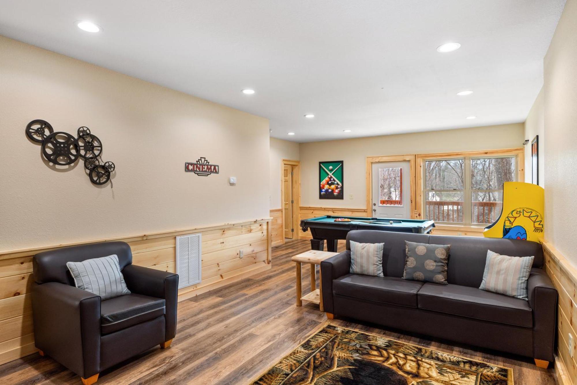 Location 2 Bed 2 Bath Brand New Log Located Less Than A Mile From The Strip Holiday home Pigeon Forge
