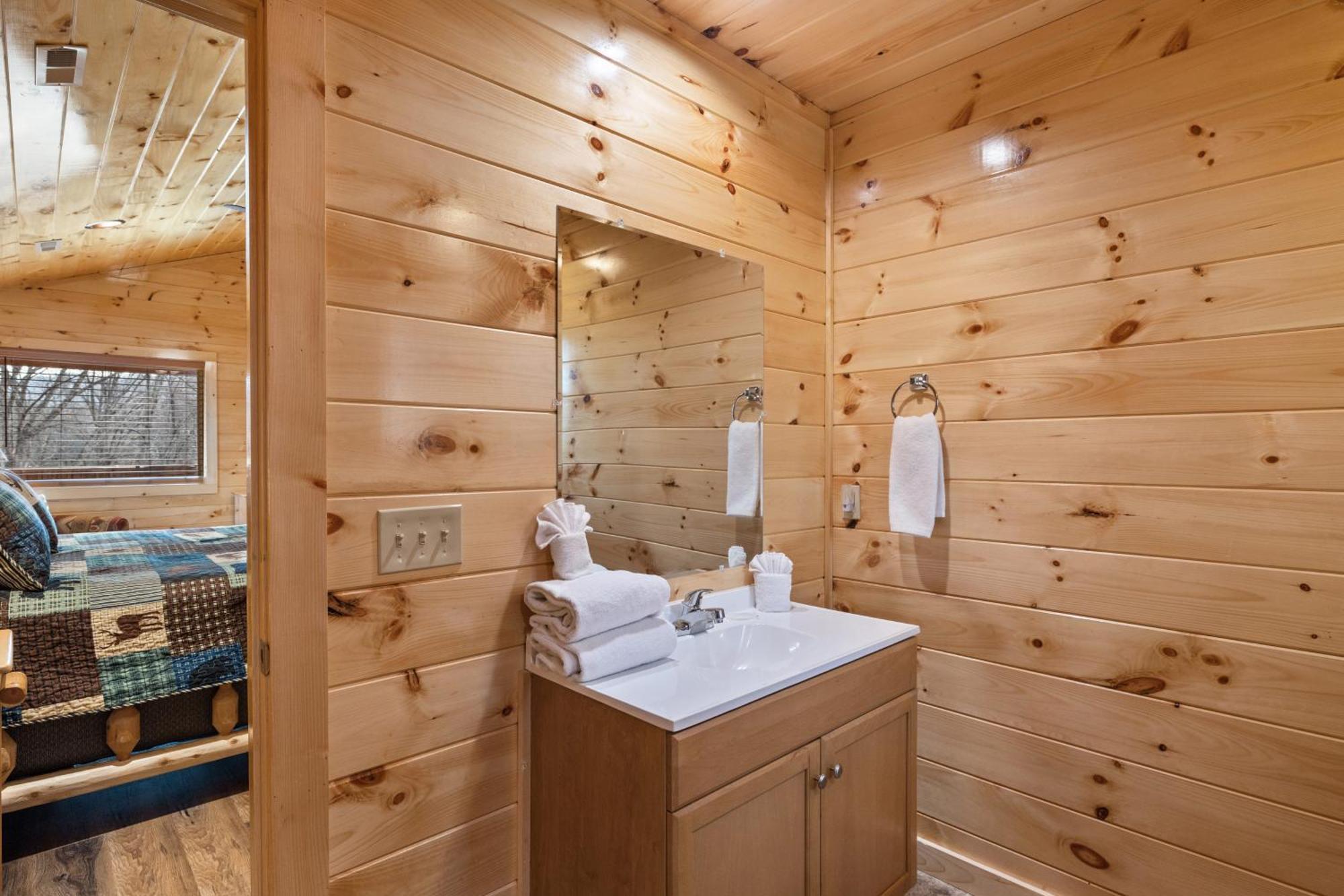 Holiday home Location 2 Bed 2 Bath Brand New Log Located Less Than A Mile From The Strip Pigeon Forge