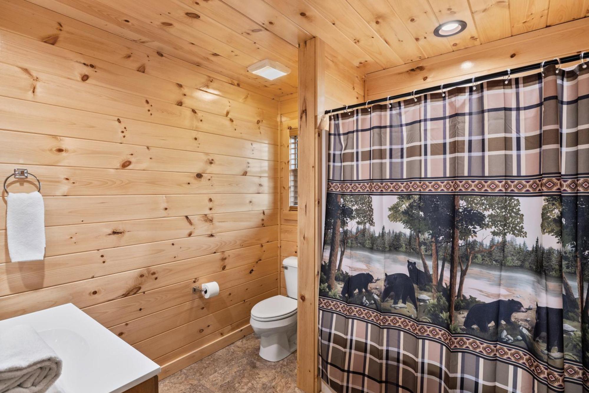 Location 2 Bed 2 Bath Brand New Log Located Less Than A Mile From The Strip Holiday home Pigeon Forge