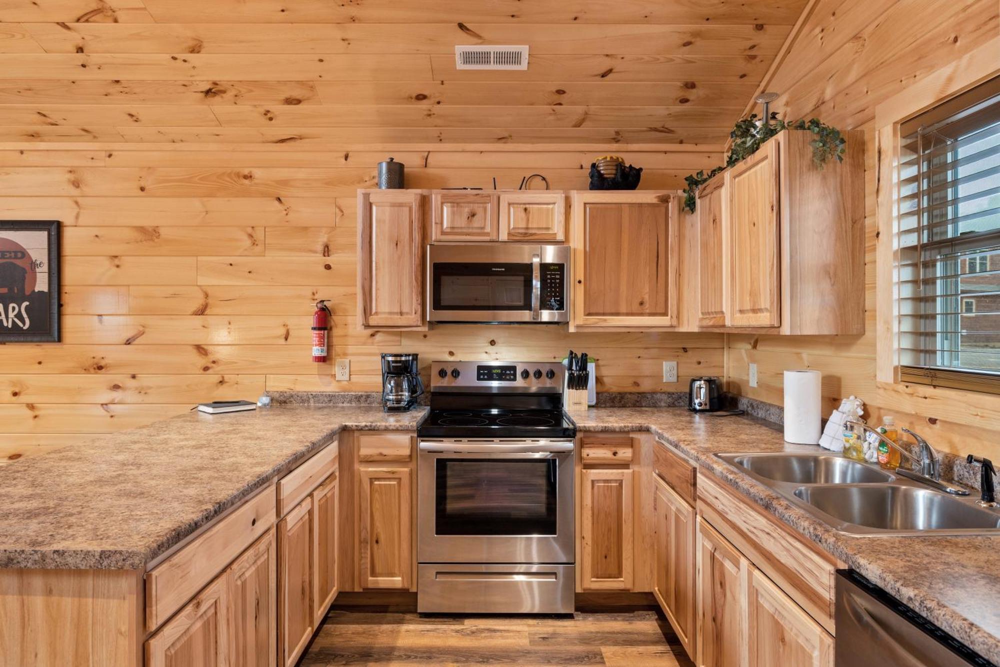 Location 2 Bed 2 Bath Brand New Log Located Less Than A Mile From The Strip *