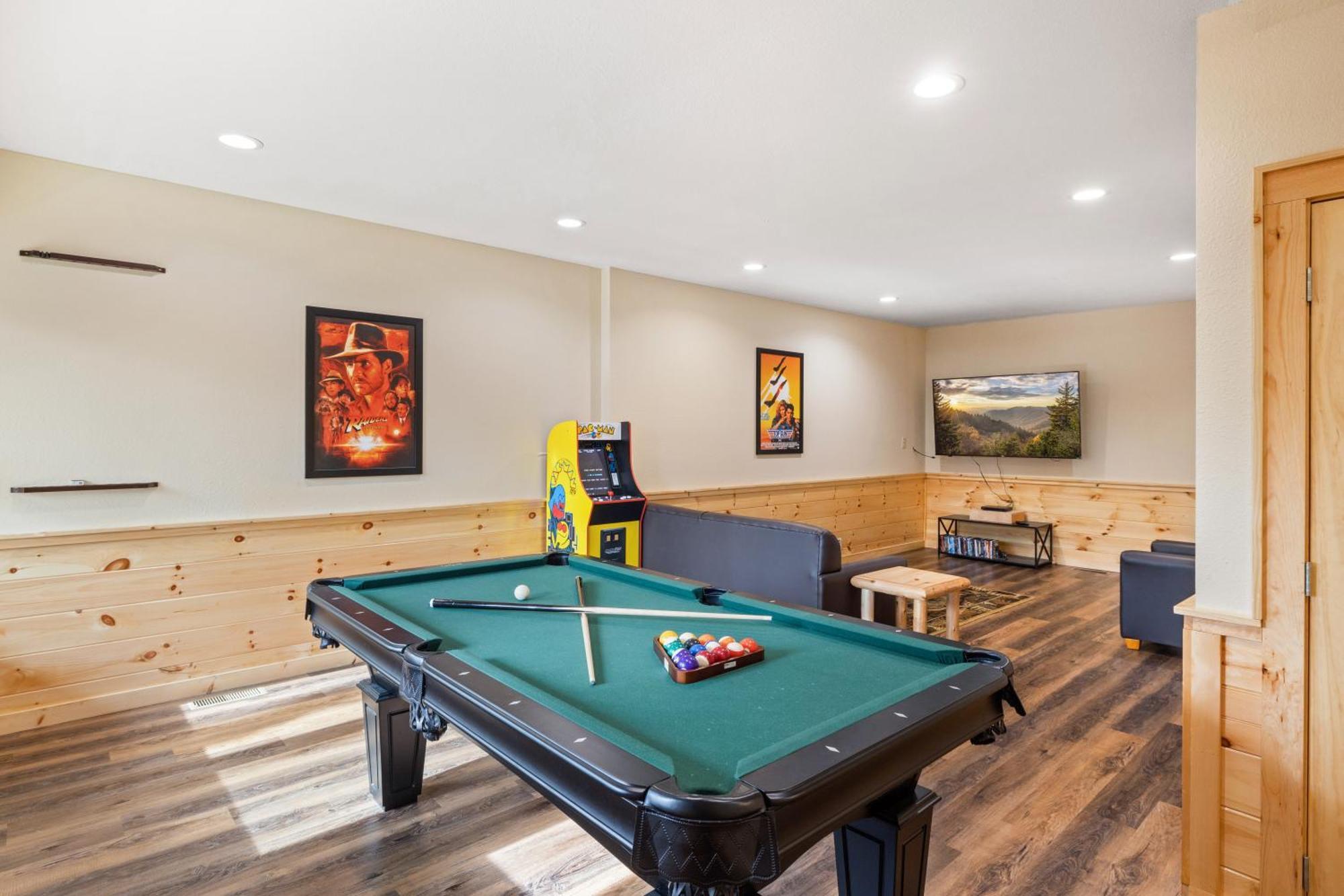 Location 2 Bed 2 Bath Brand New Log Located Less Than A Mile From The Strip Pigeon Forge