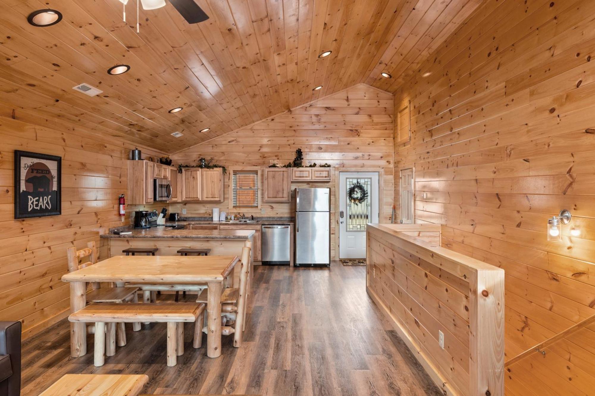 Location 2 Bed 2 Bath Brand New Log Located Less Than A Mile From The Strip Holiday home