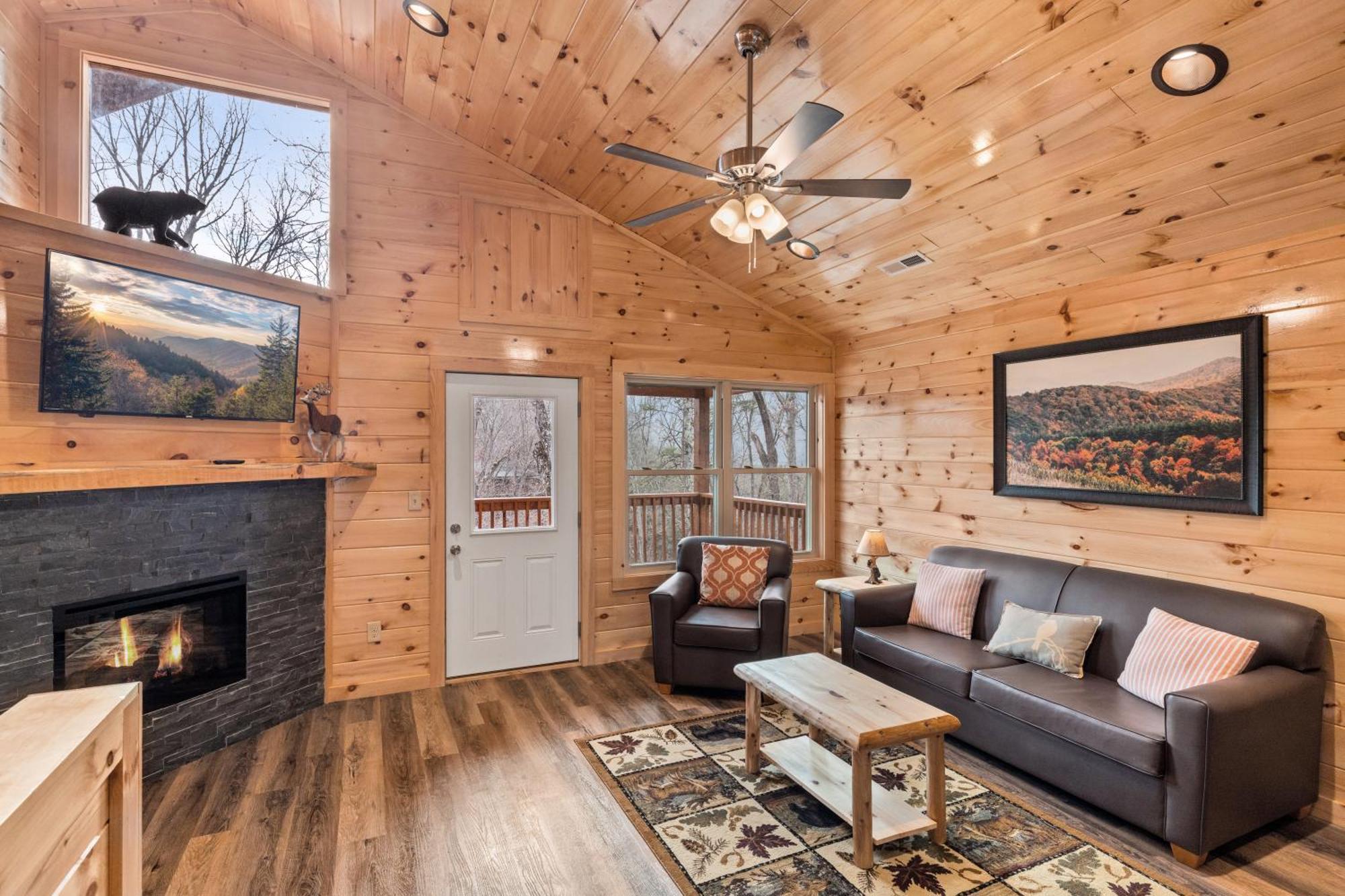 Location 2 Bed 2 Bath Brand New Log Located Less Than A Mile From The Strip Holiday home Pigeon Forge