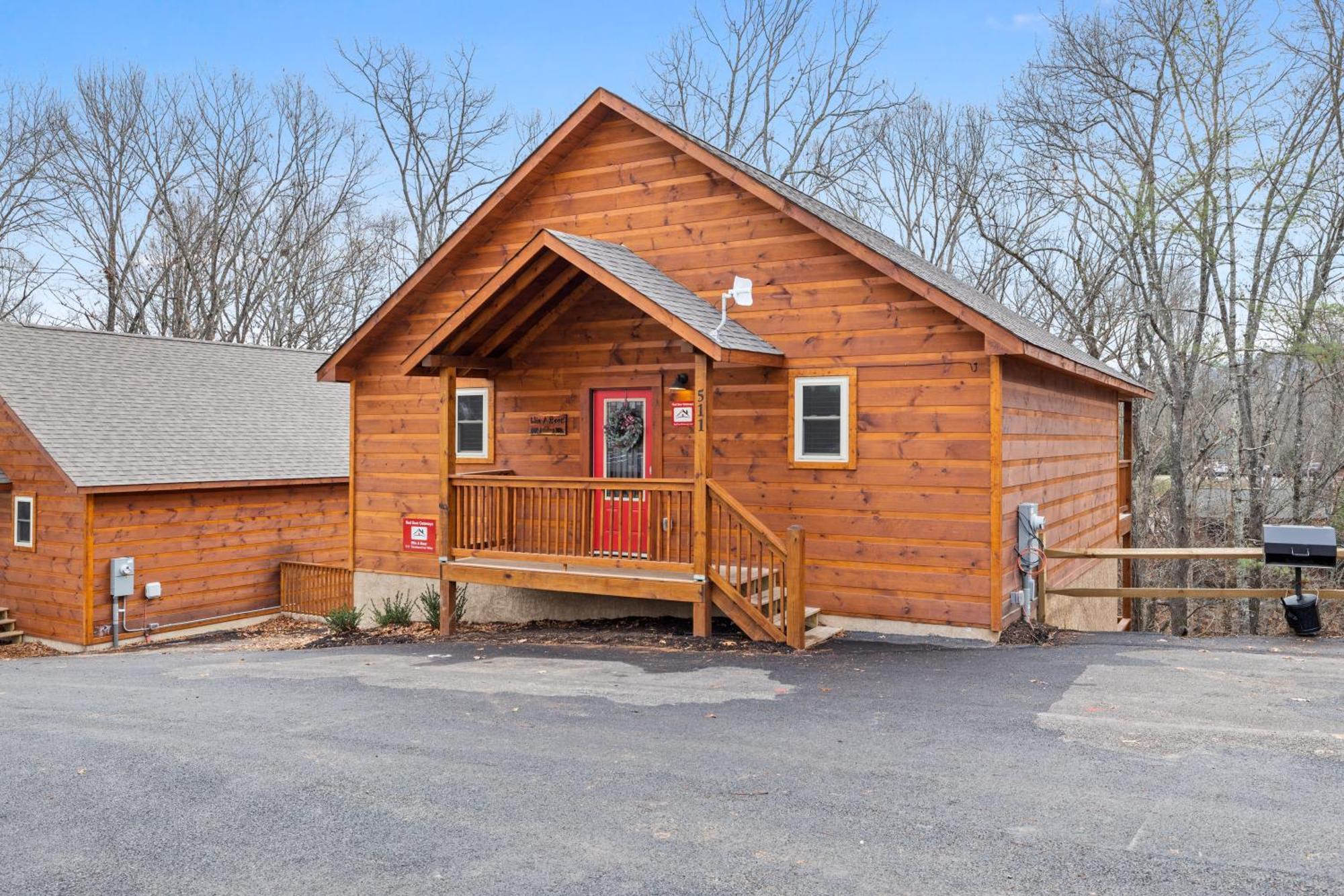 Location 2 Bed 2 Bath Brand New Log Located Less Than A Mile From The Strip Holiday home Pigeon Forge