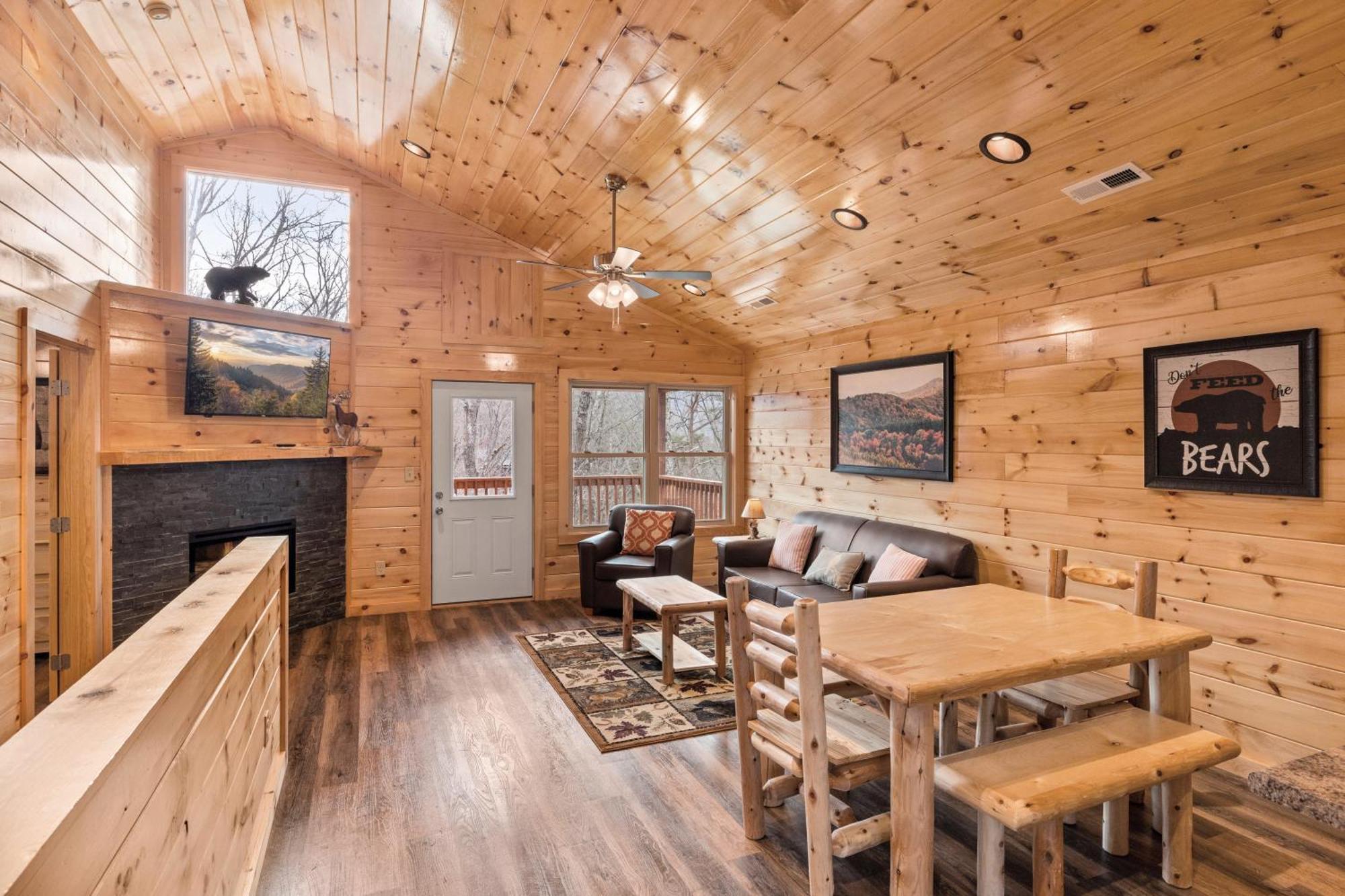 Location 2 Bed 2 Bath Brand New Log Located Less Than A Mile From The Strip