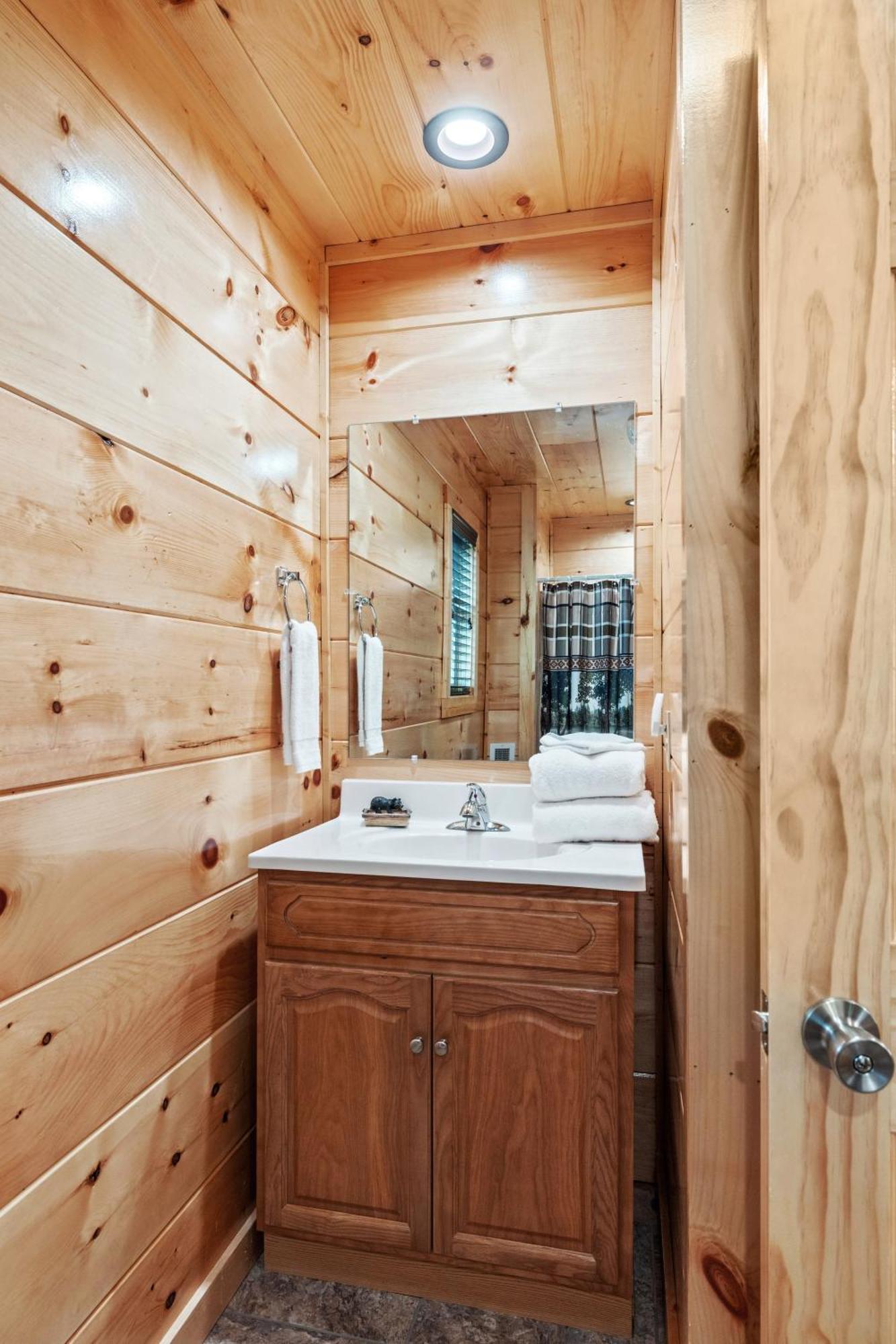 Location 1 Bed 2 Bath New Log Located Less Than A Mile From The Strip * Pigeon Forge