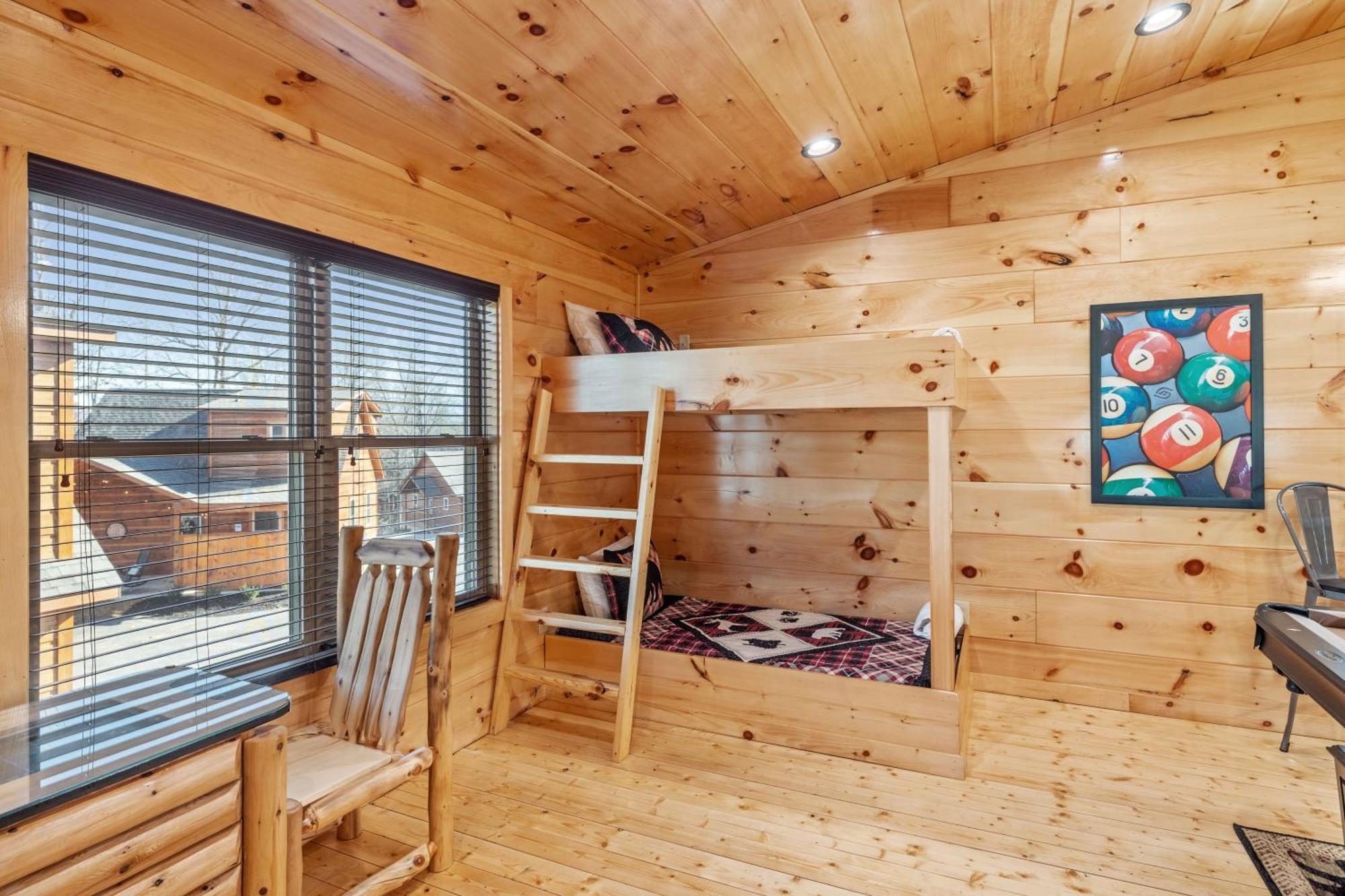 Holiday home Location 1 Bed 2 Bath New Log Located Less Than A Mile From The Strip *