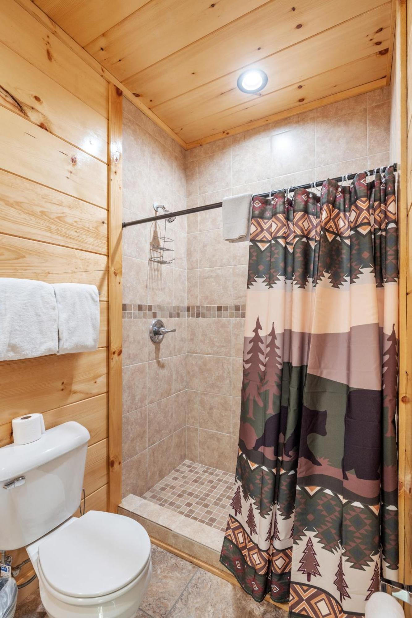Holiday home Location 1 Bed 2 Bath New Log Located Less Than A Mile From The Strip Pigeon Forge