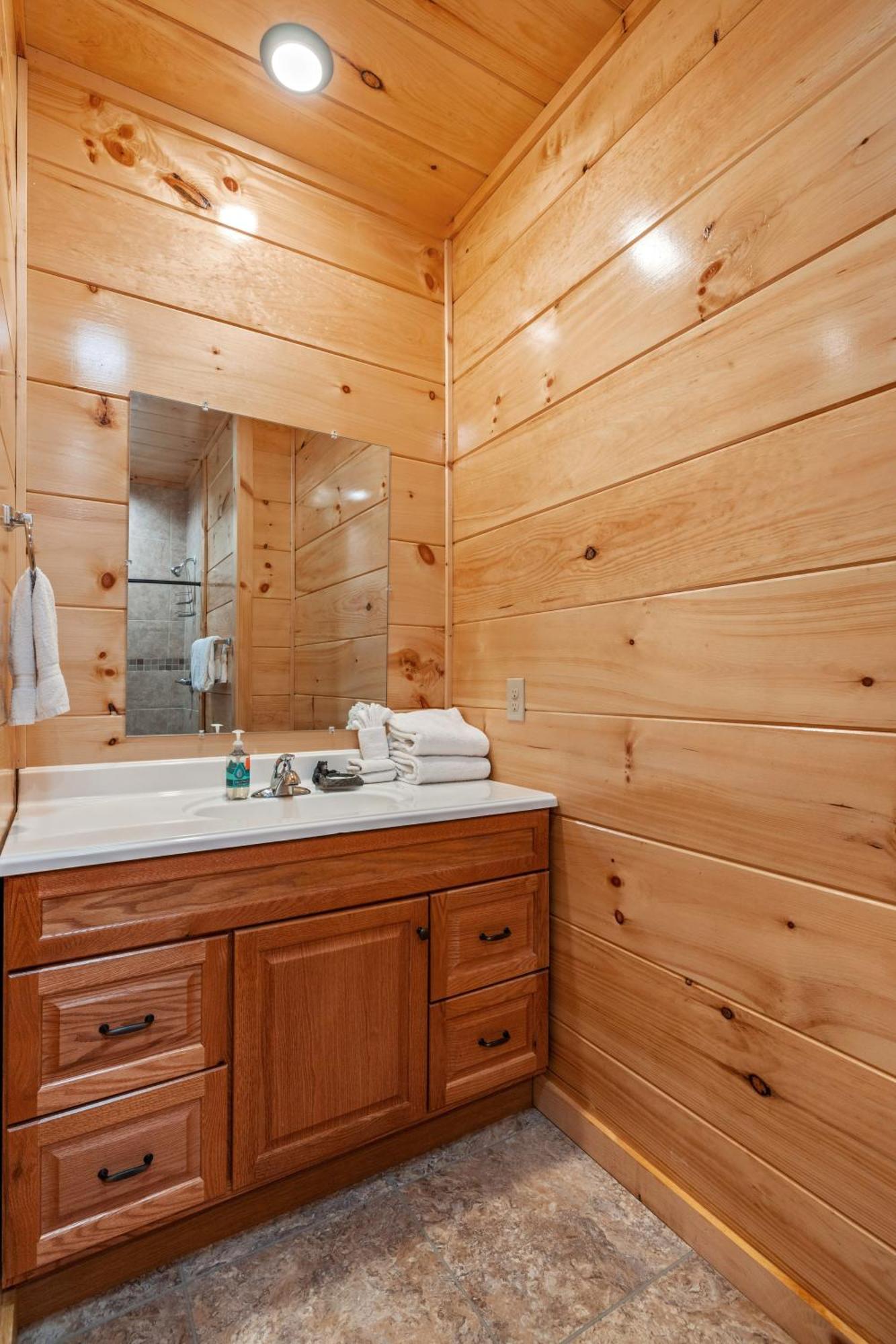 Holiday home Location 1 Bed 2 Bath New Log Located Less Than A Mile From The Strip