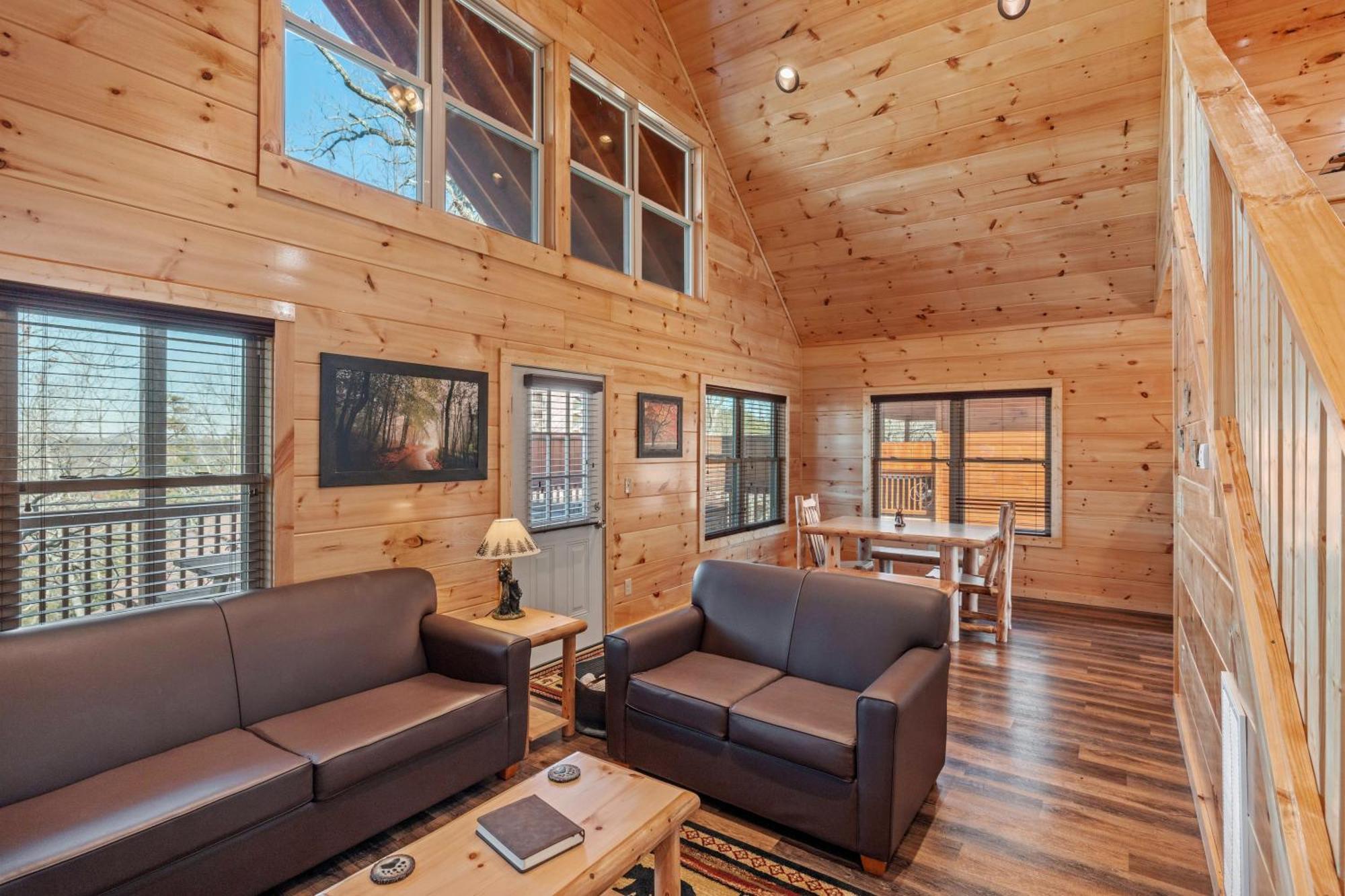 Location 1 Bed 2 Bath New Log Located Less Than A Mile From The Strip Holiday home Pigeon Forge