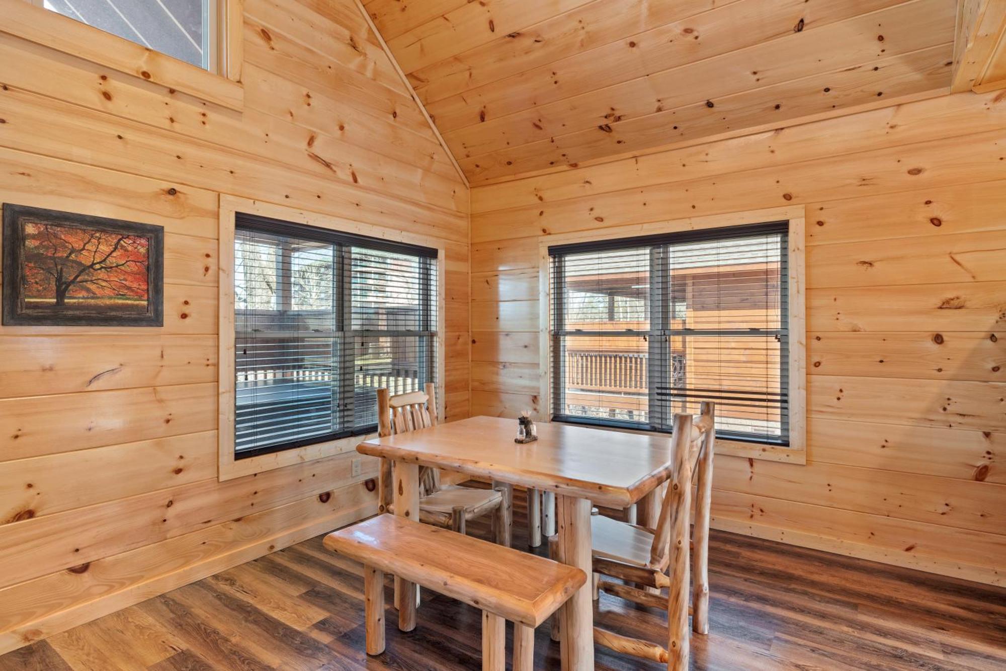 Location 1 Bed 2 Bath New Log Located Less Than A Mile From The Strip * Pigeon Forge