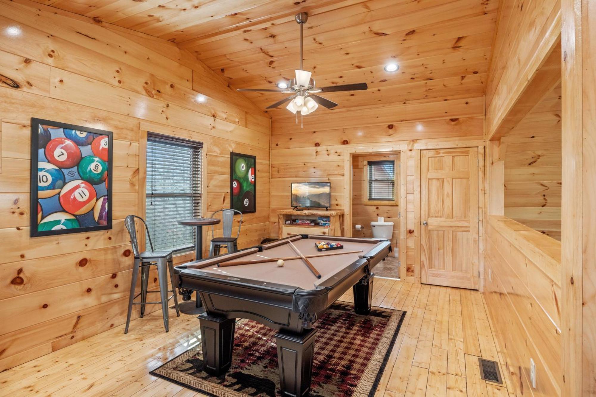 Holiday home Location 1 Bed 2 Bath New Log Located Less Than A Mile From The Strip Pigeon Forge