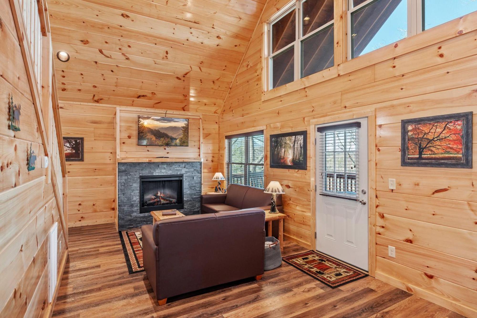 Location 1 Bed 2 Bath New Log Located Less Than A Mile From The Strip *