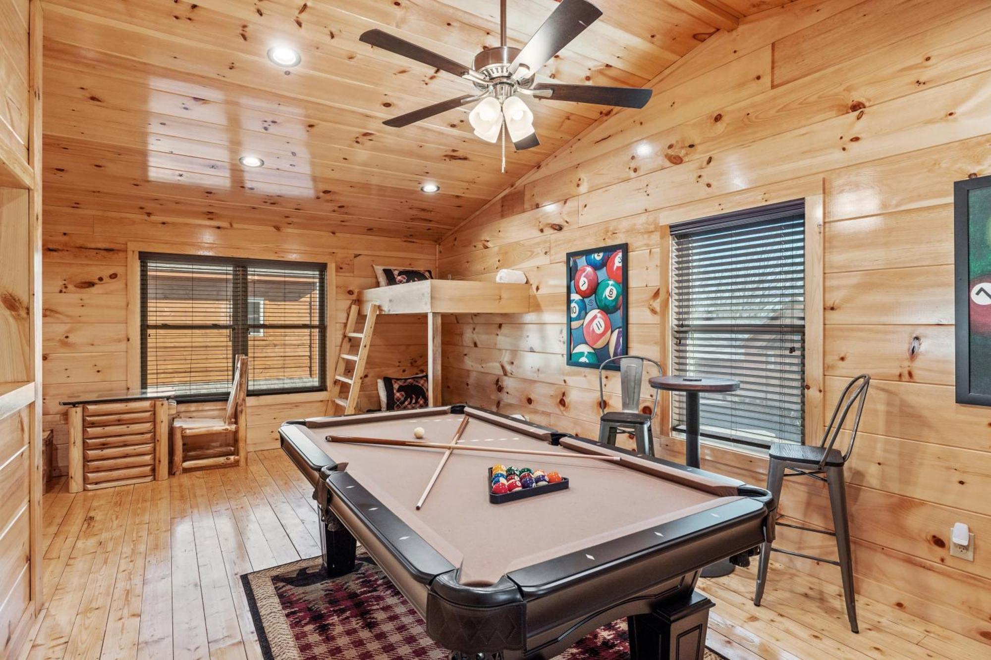 Location 1 Bed 2 Bath New Log Located Less Than A Mile From The Strip *