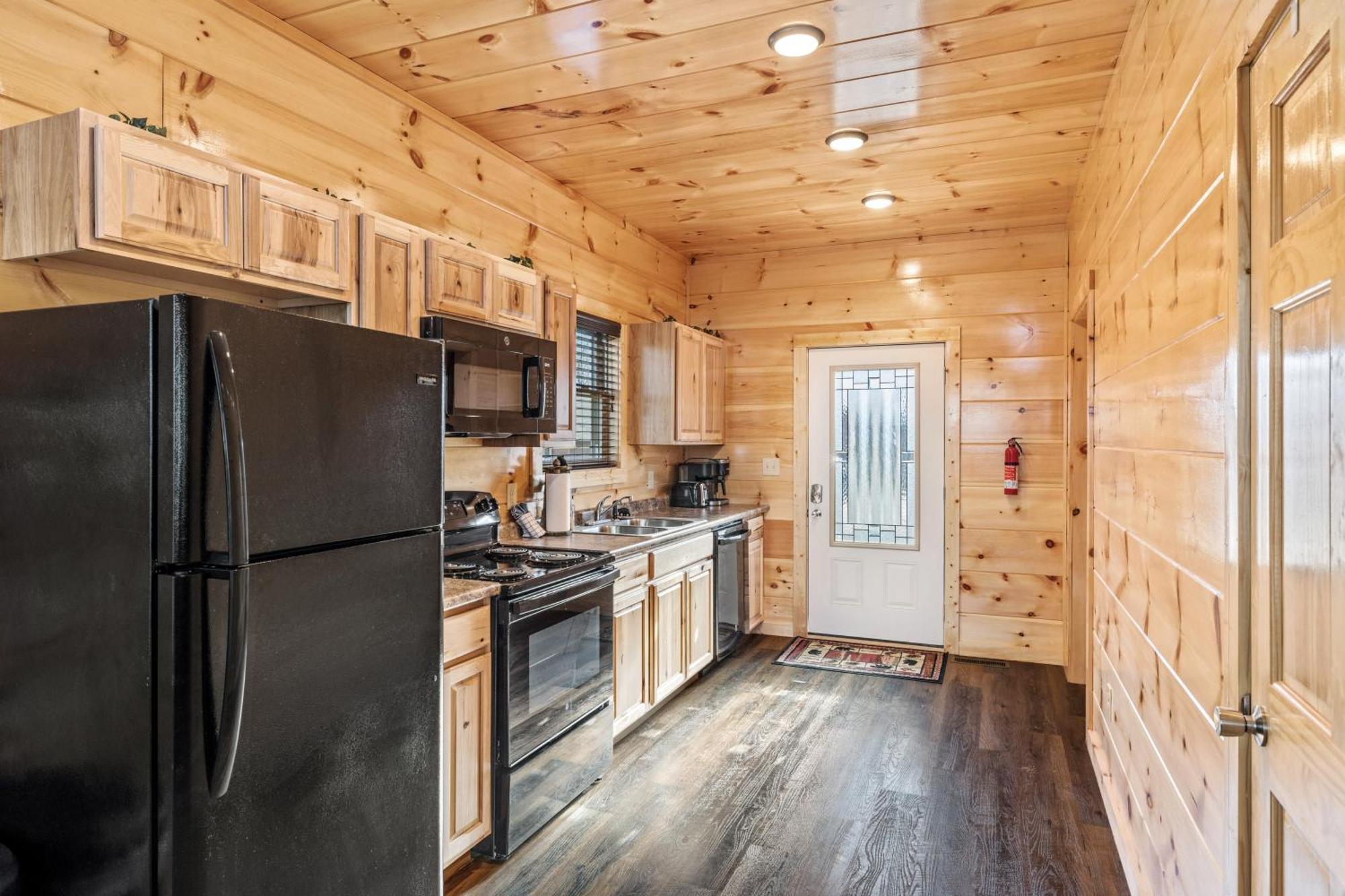 Holiday home Location 1 Bed 2 Bath New Log Located Less Than A Mile From The Strip *
