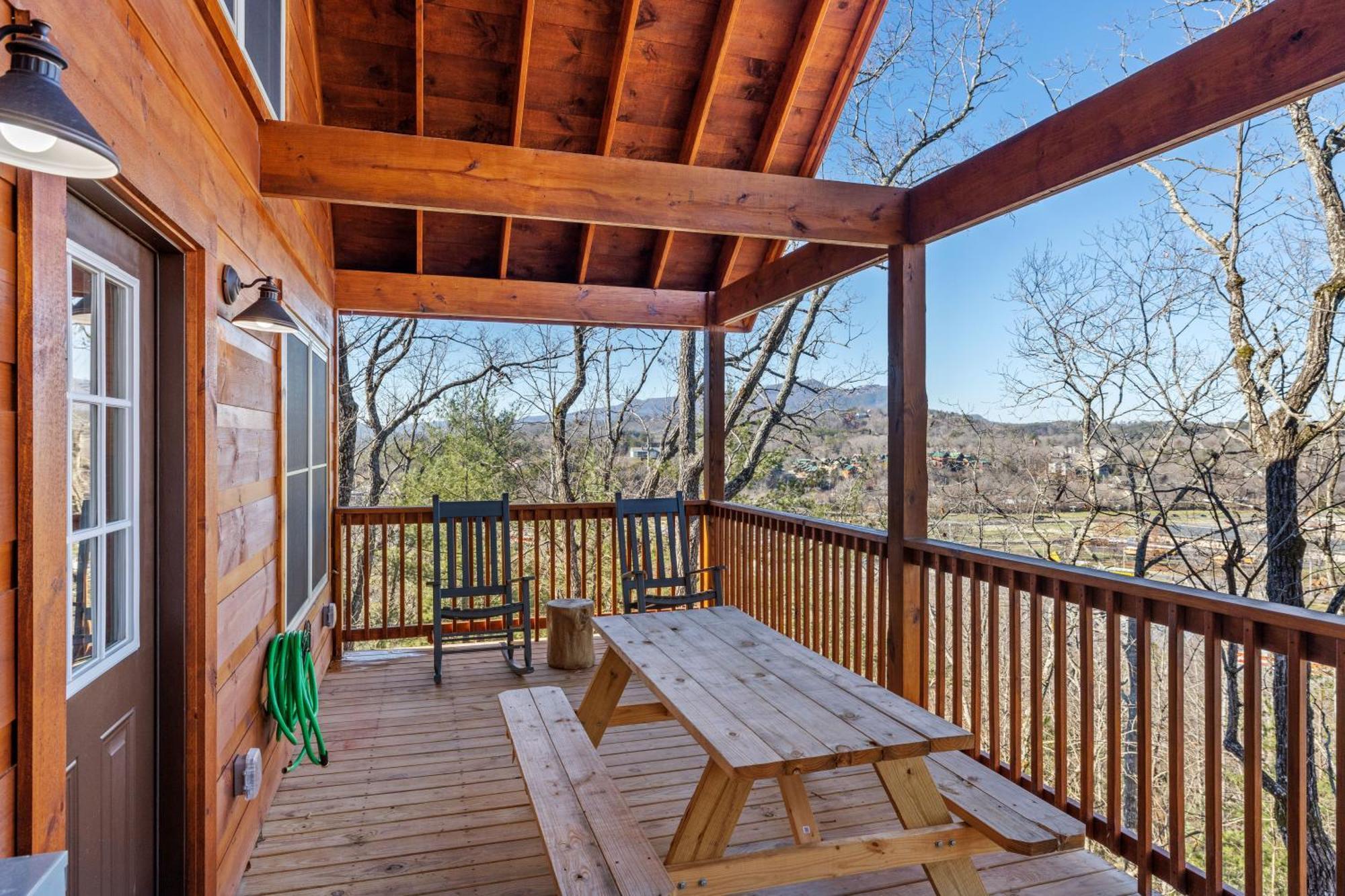 Holiday home Location 1 Bed 2 Bath New Log Located Less Than A Mile From The Strip