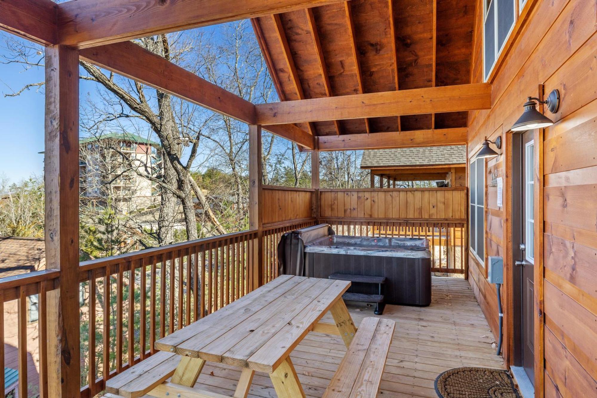 Location 1 Bed 2 Bath New Log Located Less Than A Mile From The Strip *