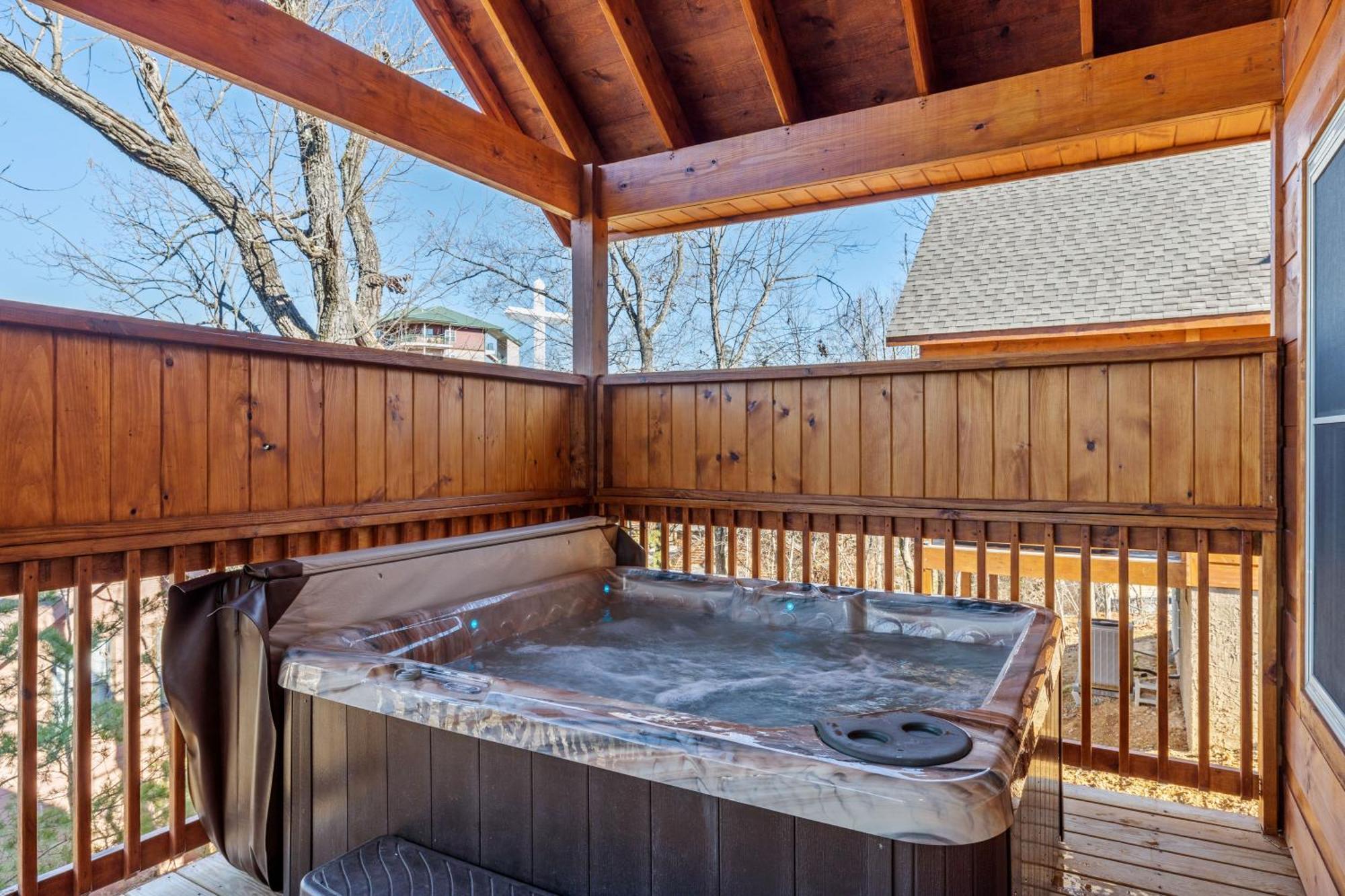 Holiday home Location 1 Bed 2 Bath New Log Located Less Than A Mile From The Strip Pigeon Forge