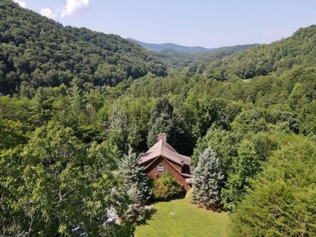 Lucky Charm Is An Inviting 3 Bedroom Retreat Nestled In The Woods Minutes From The Pkwy! Pigeon Forge