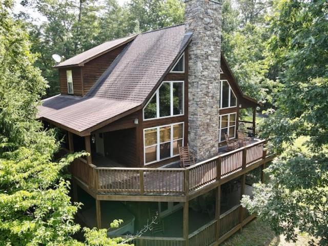 Lucky Charm Is An Inviting 3 Bedroom Retreat Nestled In The Woods Minutes From The Pkwy! *
