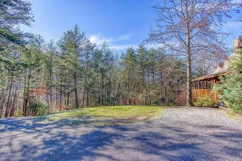 Lucky Charm Is An Inviting 3 Bedroom Retreat Nestled In The Woods Minutes From The Pkwy! Holiday home Pigeon Forge