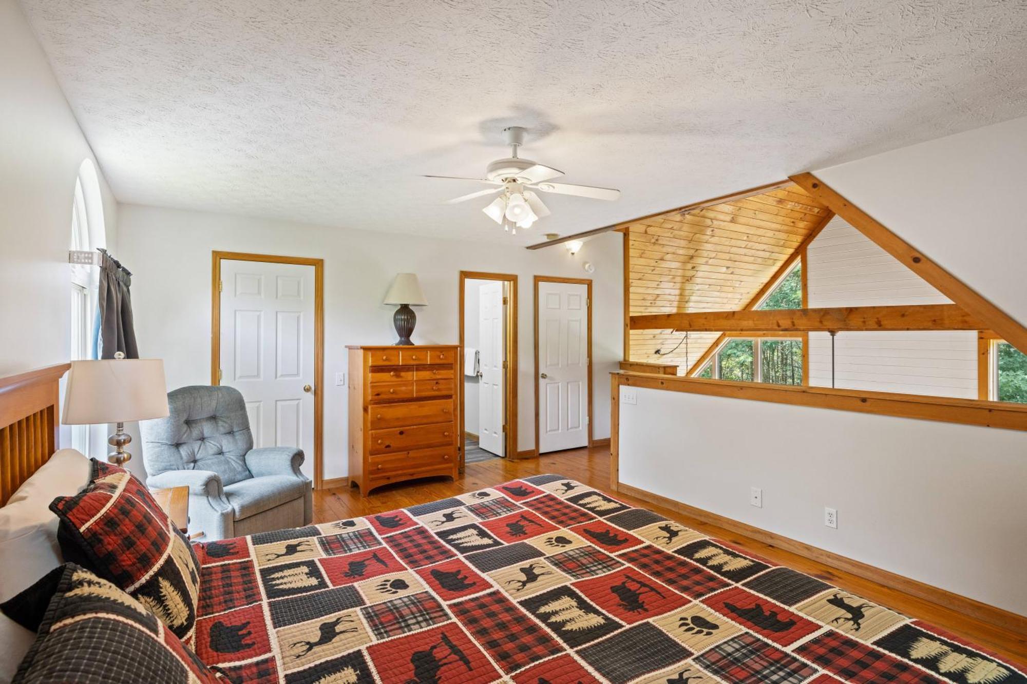 Lucky Charm Is An Inviting 3 Bedroom Retreat Nestled In The Woods Minutes From The Pkwy! * Pigeon Forge