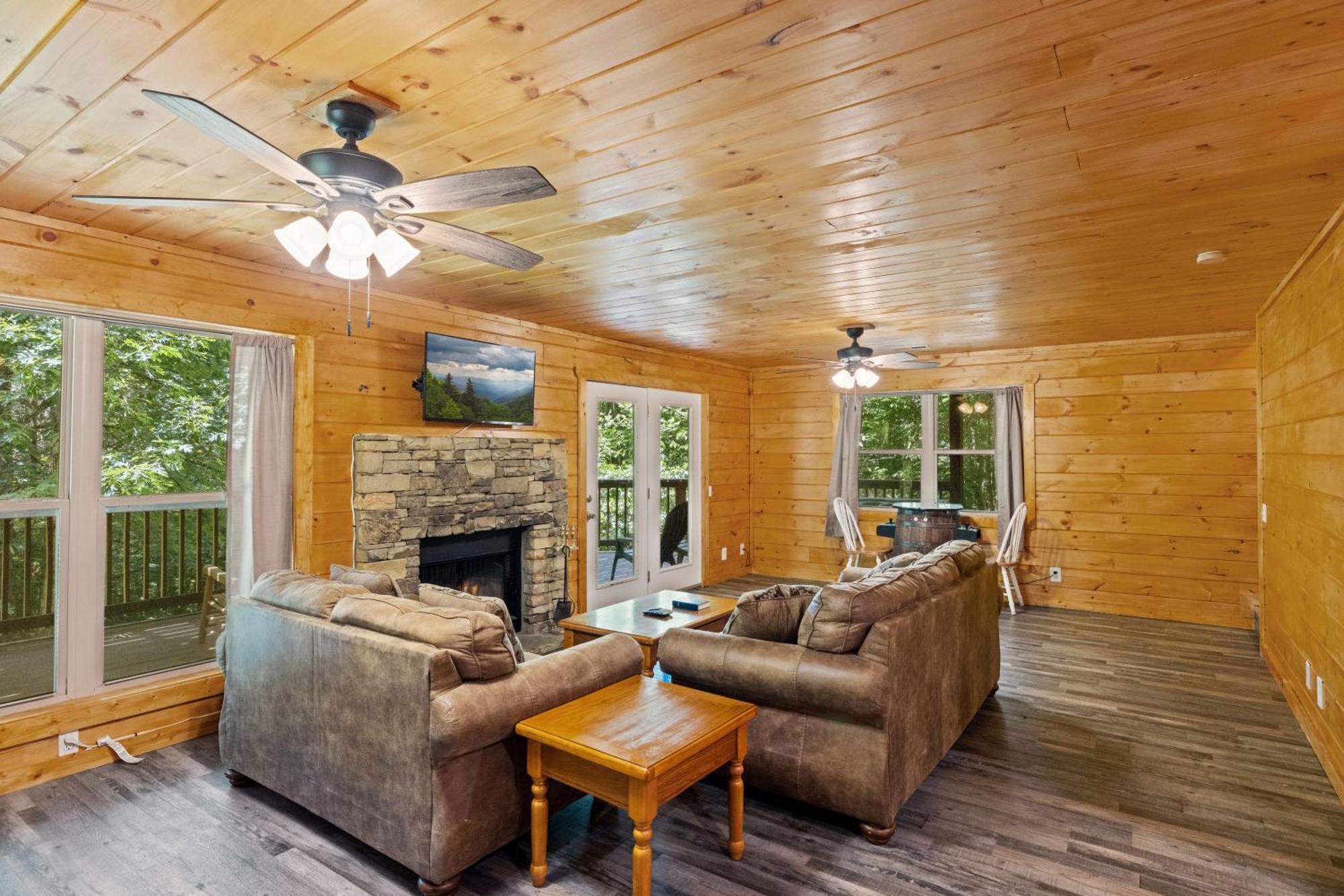 Holiday home Lucky Charm Is An Inviting 3 Bedroom Retreat Nestled In The Woods Minutes From The Pkwy! Pigeon Forge