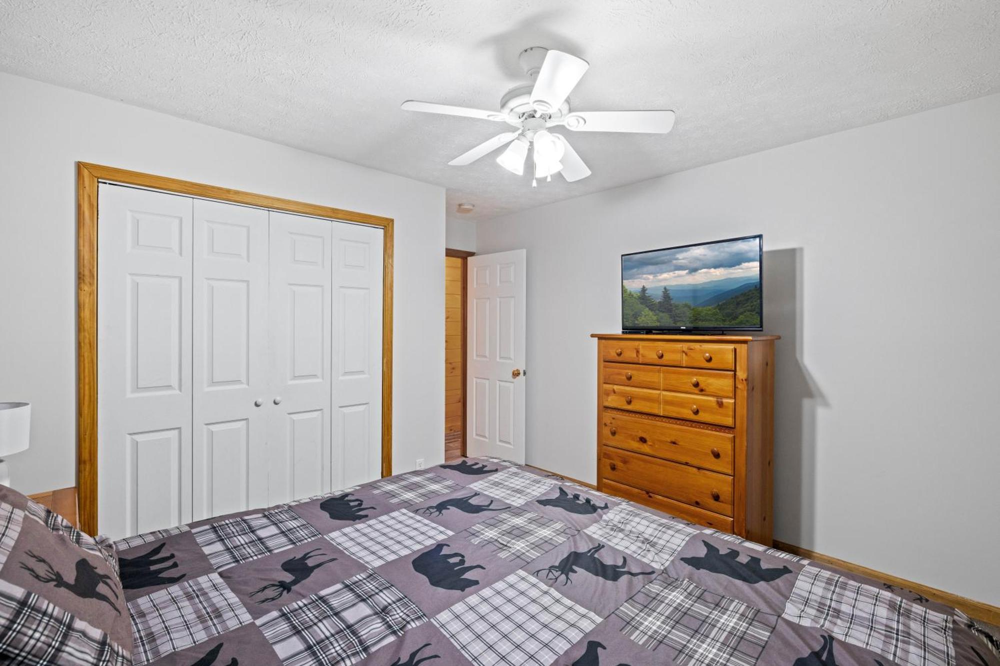 Holiday home Lucky Charm Is An Inviting 3 Bedroom Retreat Nestled In The Woods Minutes From The Pkwy!