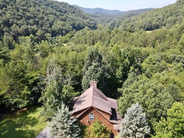 Holiday home Lucky Charm Is An Inviting 3 Bedroom Retreat Nestled In The Woods Minutes From The Pkwy! Pigeon Forge