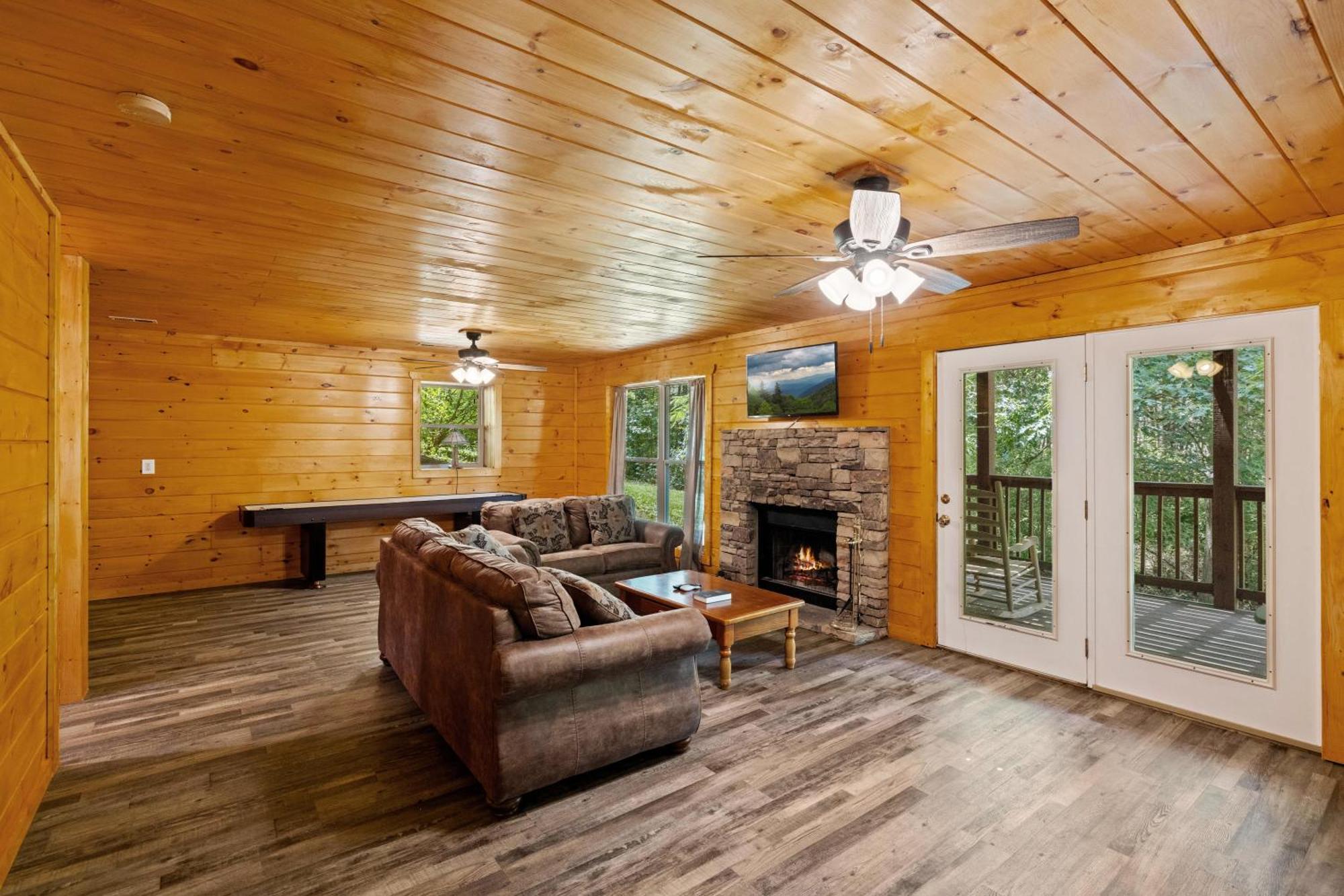 Holiday home Lucky Charm Is An Inviting 3 Bedroom Retreat Nestled In The Woods Minutes From The Pkwy!