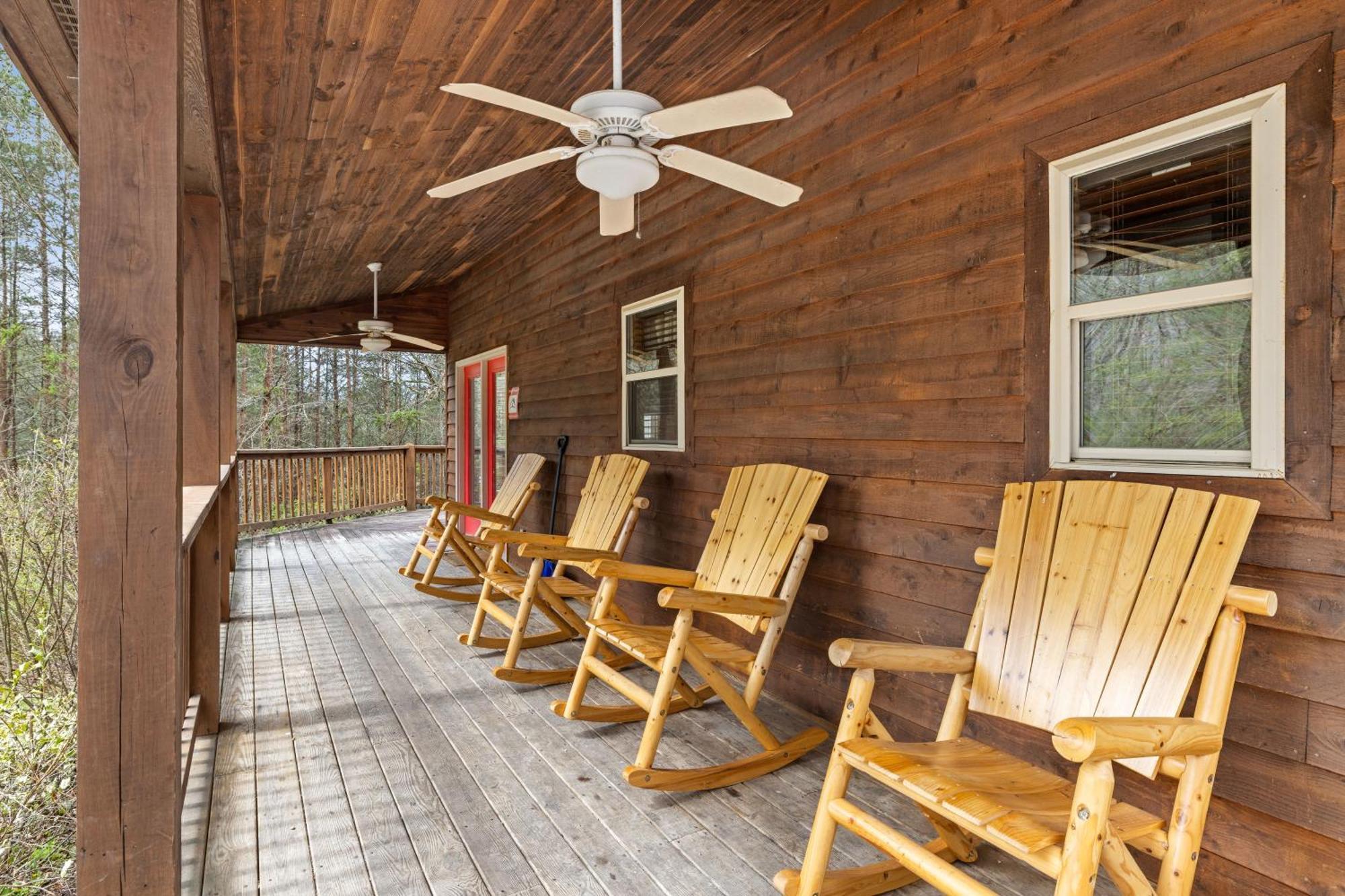 Lucky Charm Is An Inviting 3 Bedroom Retreat Nestled In The Woods Minutes From The Pkwy! Holiday home *