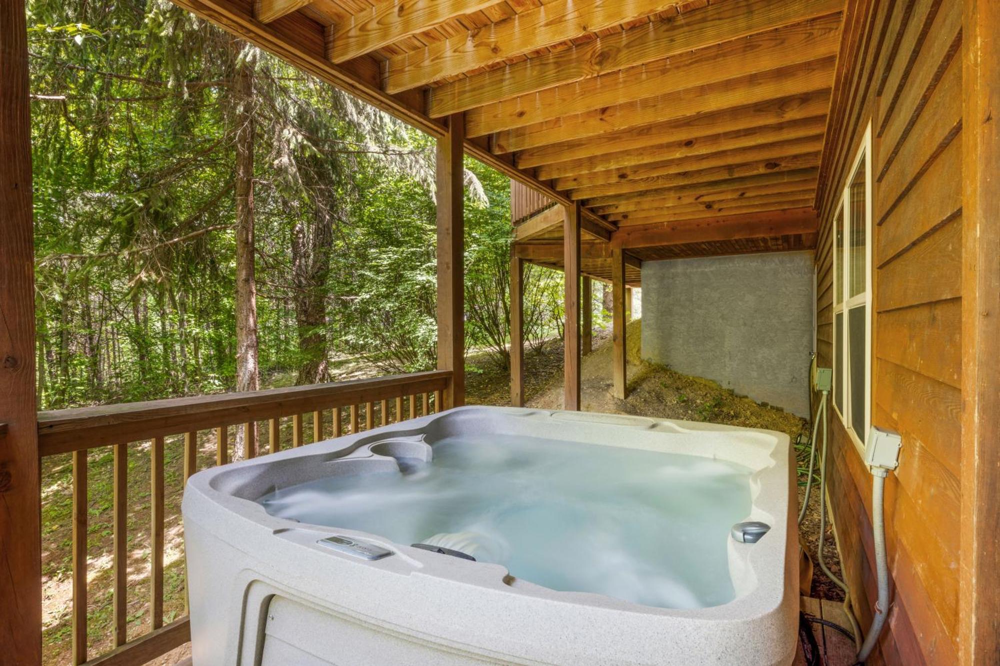 Holiday home Lucky Charm Is An Inviting 3 Bedroom Retreat Nestled In The Woods Minutes From The Pkwy!