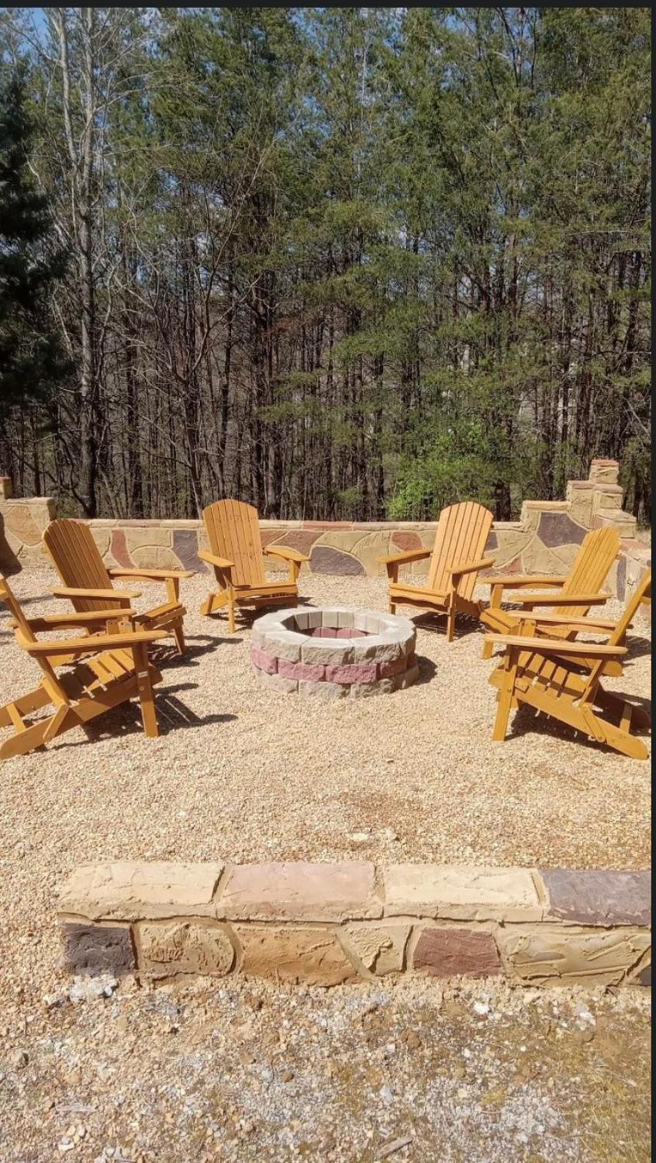 Holiday home Lucky Charm Is An Inviting 3 Bedroom Retreat Nestled In The Woods Minutes From The Pkwy! Pigeon Forge