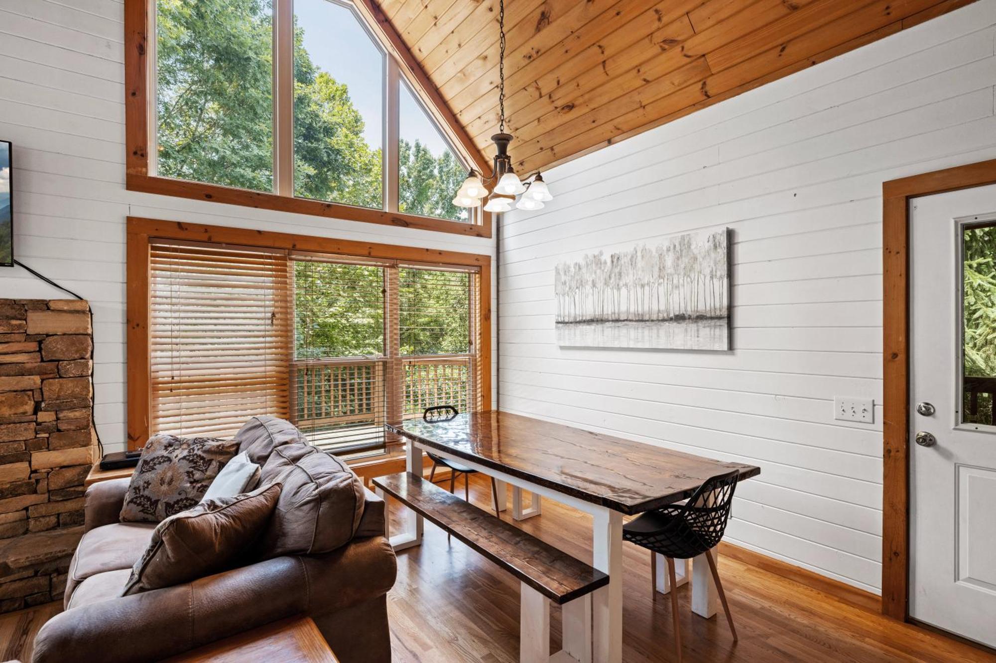Lucky Charm Is An Inviting 3 Bedroom Retreat Nestled In The Woods Minutes From The Pkwy! Holiday home
