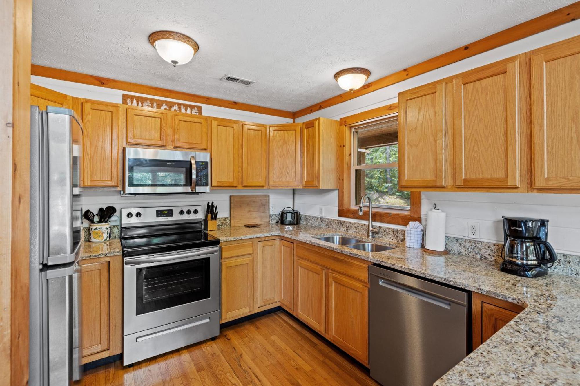 Holiday home Lucky Charm Is An Inviting 3 Bedroom Retreat Nestled In The Woods Minutes From The Pkwy! Pigeon Forge
