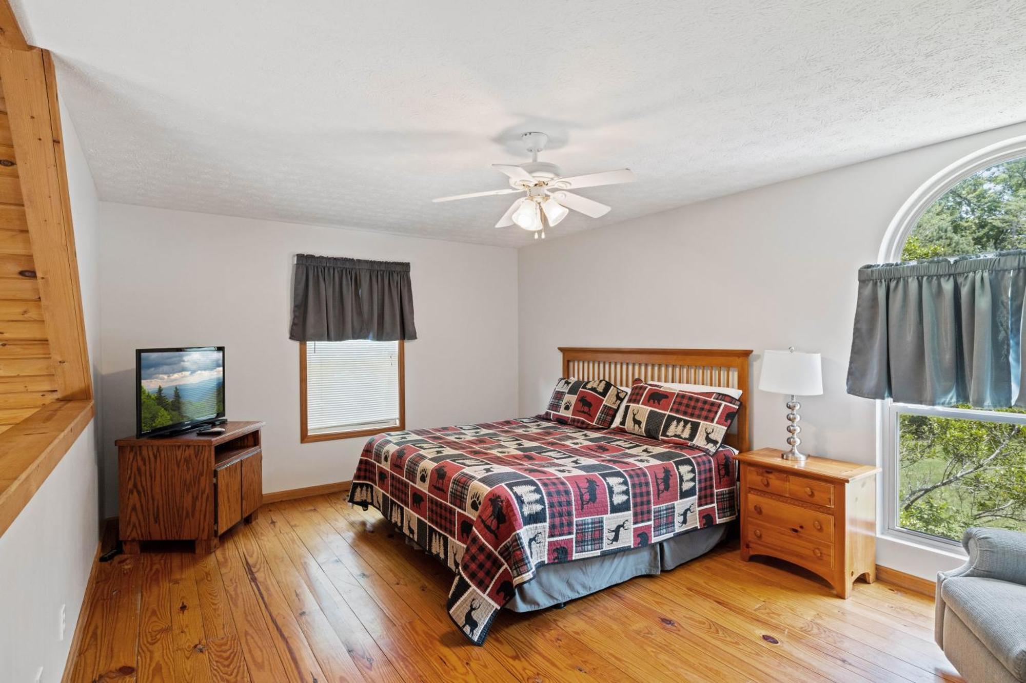 Lucky Charm Is An Inviting 3 Bedroom Retreat Nestled In The Woods Minutes From The Pkwy! Pigeon Forge