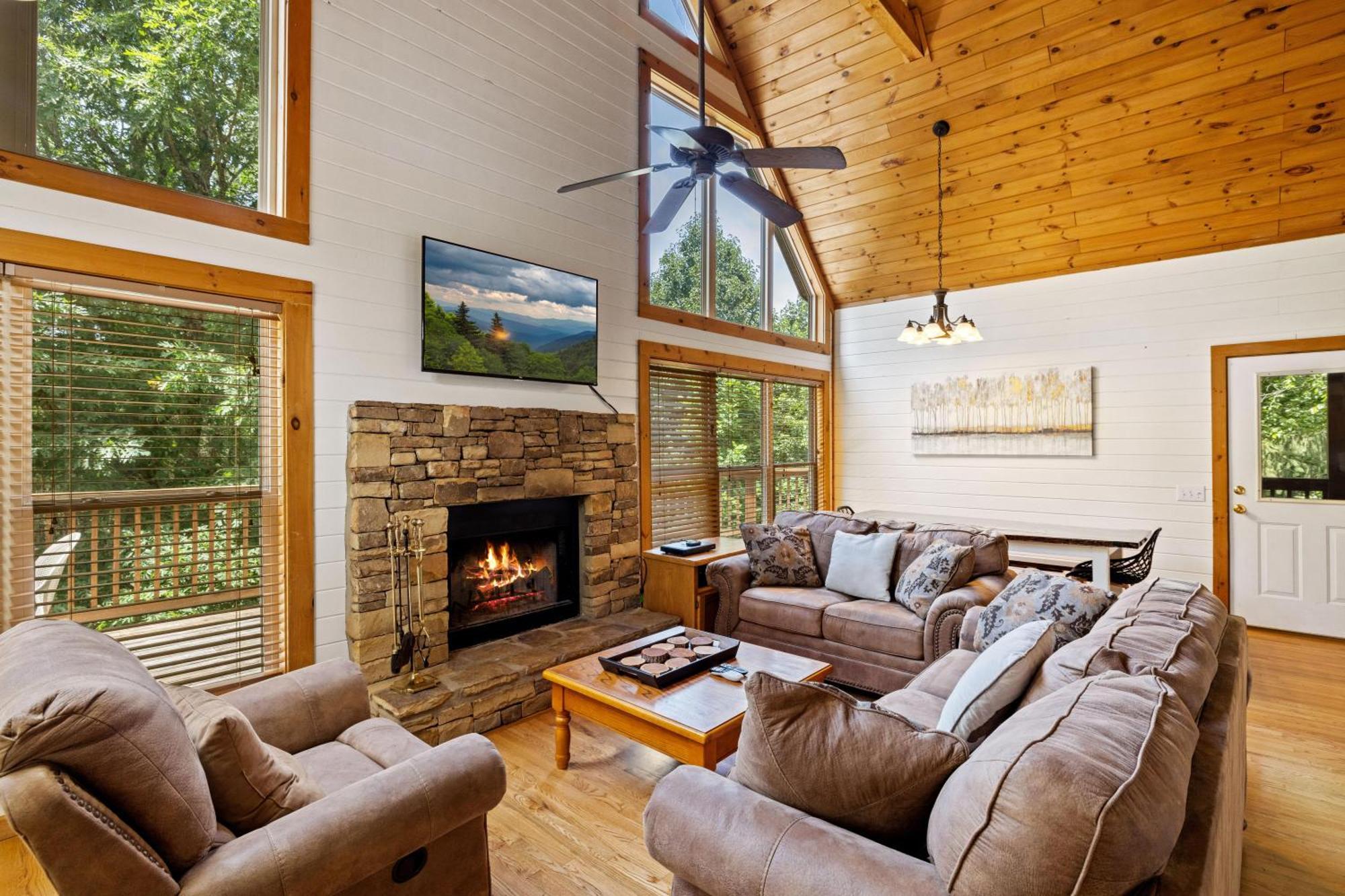 Lucky Charm Is An Inviting 3 Bedroom Retreat Nestled In The Woods Minutes From The Pkwy! Pigeon Forge