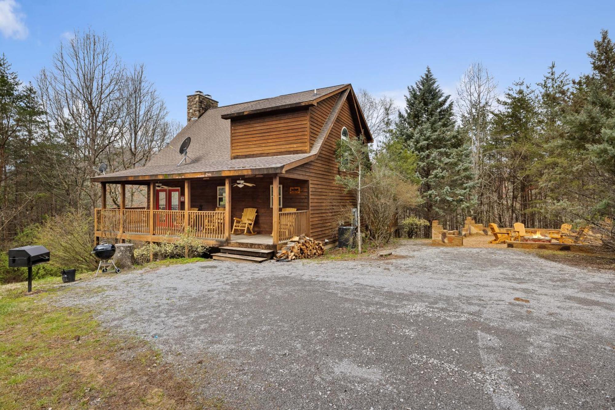 Lucky Charm Is An Inviting 3 Bedroom Retreat Nestled In The Woods Minutes From The Pkwy! * Pigeon Forge