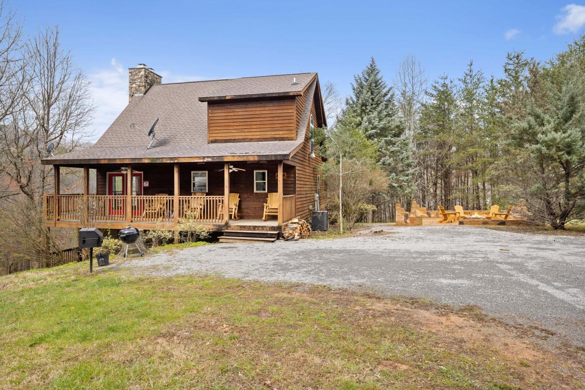 Lucky Charm Is An Inviting 3 Bedroom Retreat Nestled In The Woods Minutes From The Pkwy! * Pigeon Forge