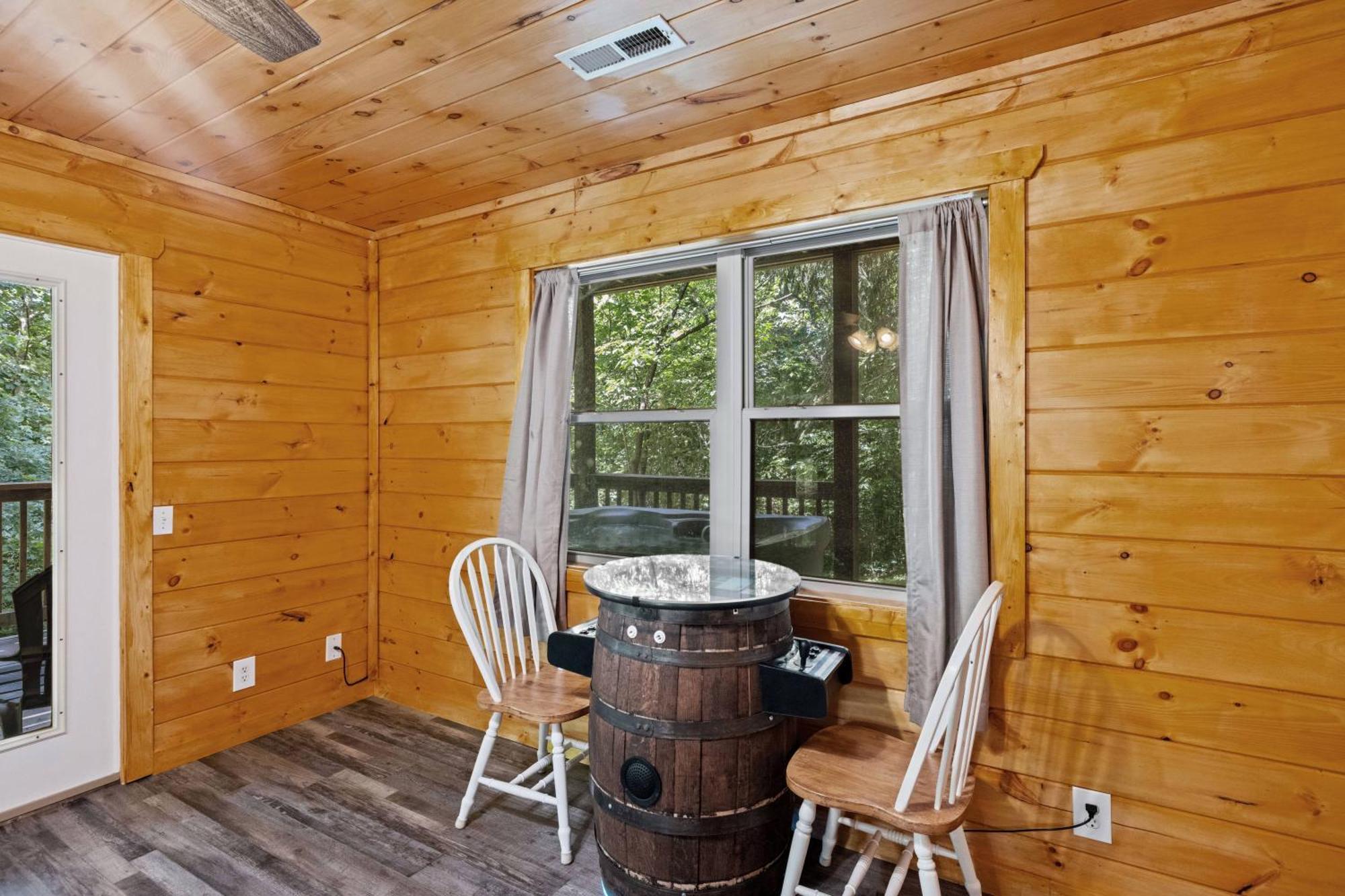 Holiday home Lucky Charm Is An Inviting 3 Bedroom Retreat Nestled In The Woods Minutes From The Pkwy! Pigeon Forge